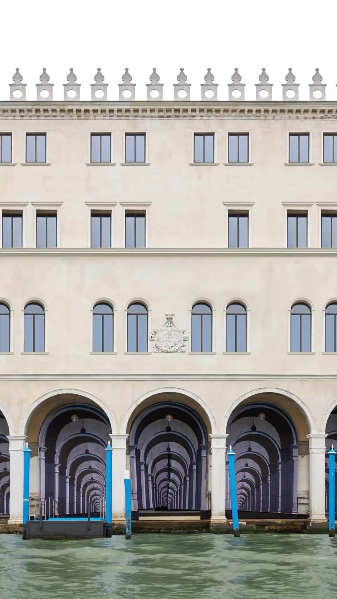 DFS & T Galleriaのインスタグラム：「🌀 Distortions, dimensions, illusion. Dive into the new shape of Fondaco dei Tedeschi 👀 We invite you to visit from now till November 15 to join us on a new sensory experience 🏛️✨   @tfondaco  #DFSOfficial #Tfondaco #FW23 #Venice #Italy #LuxuryShopping #FashionLover #FWCollection #ItalyTravel #VeniceTrip #VeniceShopping」