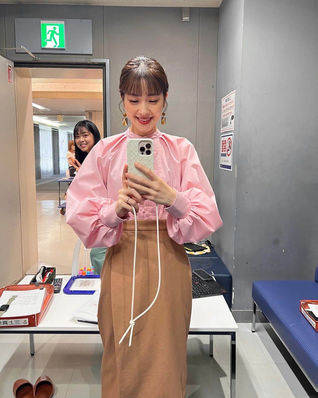 【公式】『ノンストップ！』のインスタグラム：「・ 写真を撮っていたら ぴょこっと杉原アナウンサーがでてきました☺️  #三上真奈 @mana.mikami47  #衣装」