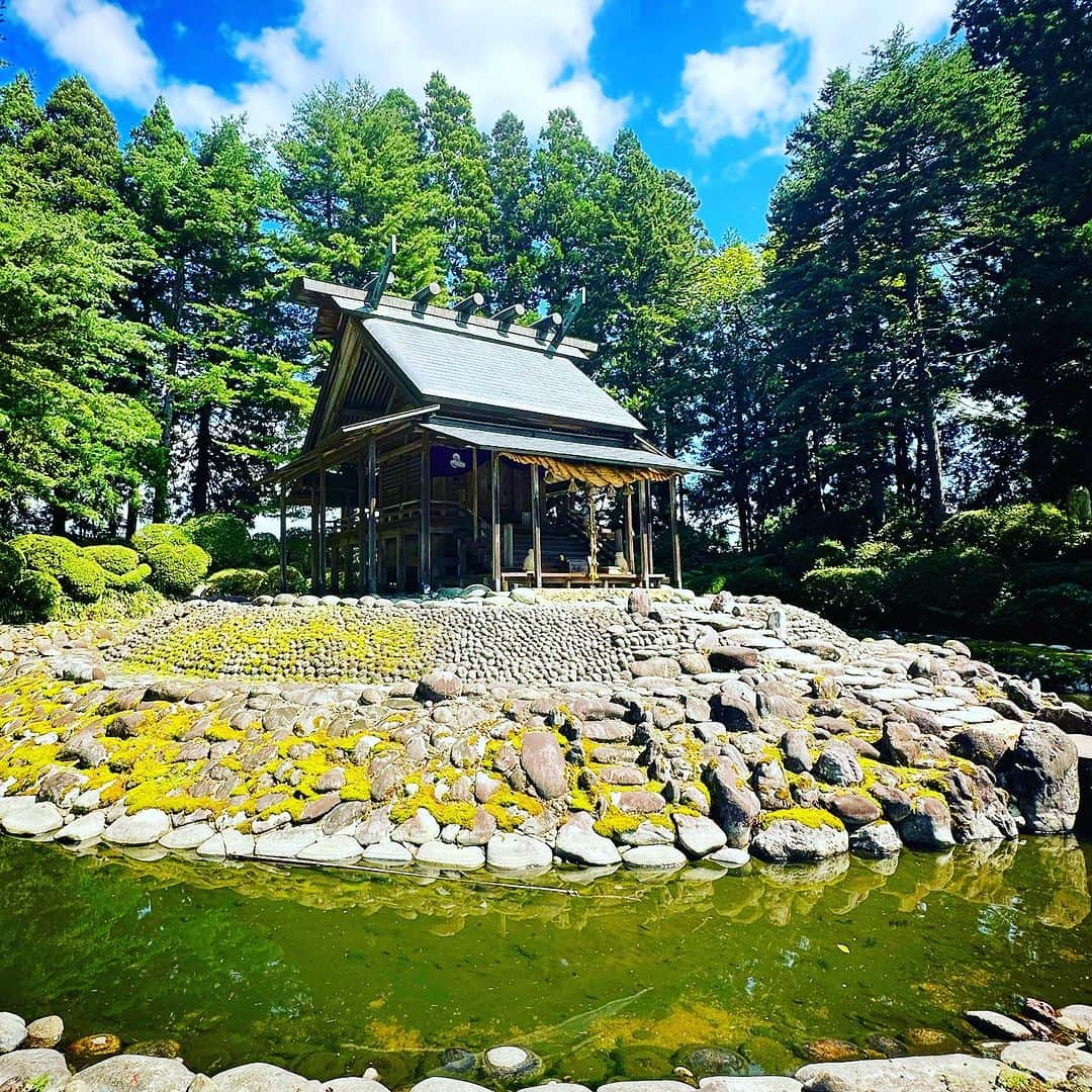 LOVE ME DOのインスタグラム：「#秋田県大仙市 （だいせんし）にある神社、 #唐松神社 に行きました！ 女性の生涯を守る「女一代守神」で、 縁結び、子宝、安産の神。 「境の唐松さま」とも呼ばれています。 とても神秘的なエネルギーを感じ、癒されました！ #運気アップ に #待ち受けにどうぞ  #唐松山天日宮 （からまつさんあまつひのみや） 御祭神は、 饒速日命（にぎはやひのみこと） 登美夜毘売命（とみやびめのみこと）  玉鉾神（たまほこのかみ）  愛子神（あいこのかみ）  #唐松神社 御祭神は、 息長帯姫命（オキナガタラシメノミコト）、 迦具土神（カグツチノカミ）、 豊宇気姫命（とようけひめのみこと） 高皇魂命（たかみむすびのみこと） 神皇魂命（かみむすびのみこと）  9月6日発売！  『Love Me Doの月と龍が導く守護龍占い 2024 』  Amazonで予約開始しました！    #2024年 は #辰年 ということで、  #守護龍と 一緒に #開運 を！  2023年9月の運勢～2024年12月までの  毎日の運勢などが載っています。  #2025年の運勢 のことも！  その他、  新月や満月の願い事についても 載っています。  是非、 予約してね！  まずは、自分の守護龍を知ってね！ 守護龍を調べる 早見表は、Xに固定してある URLをクリックして調べてね！  名古屋で 9月17日トークライブをするので 来てね！」