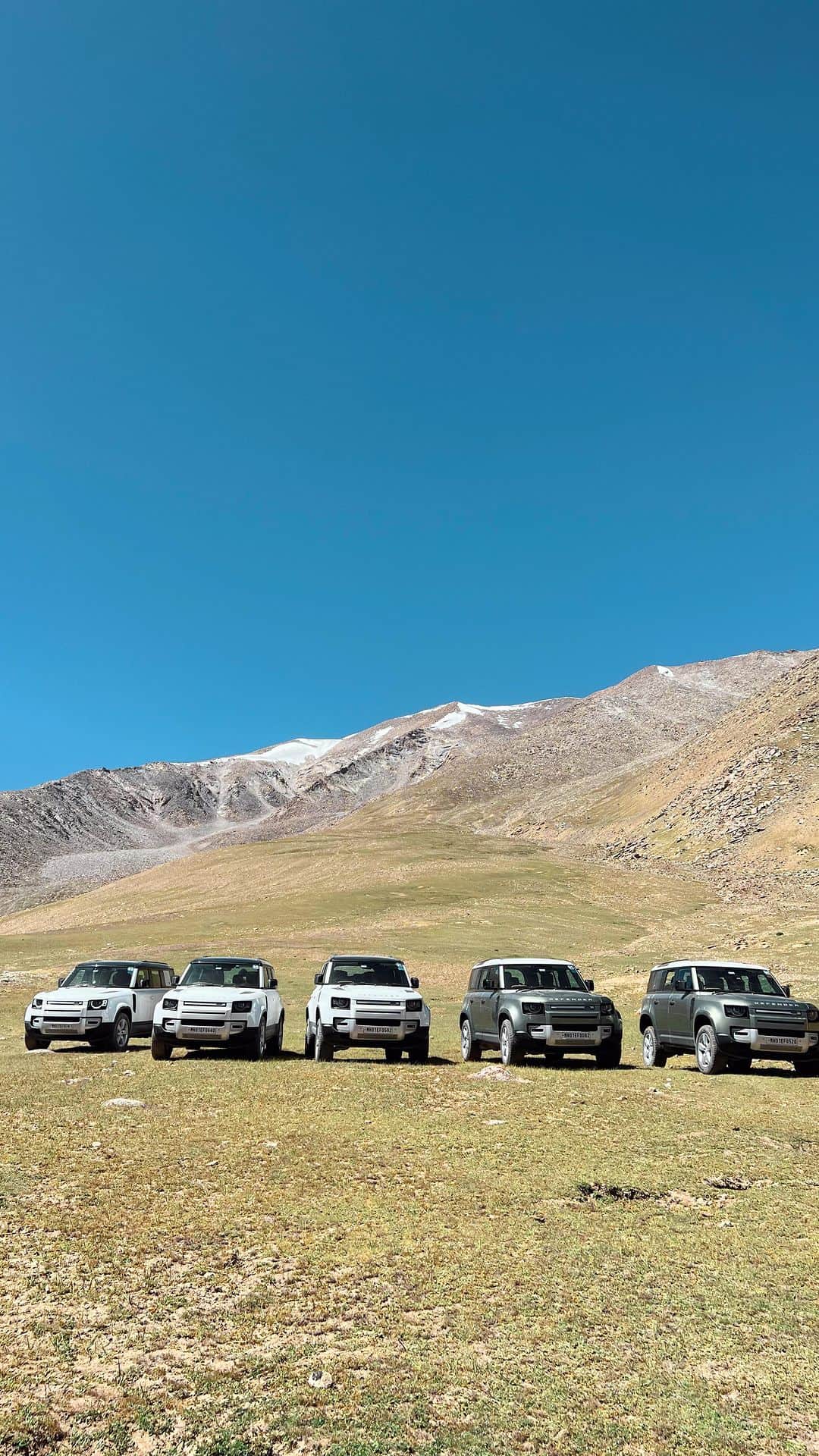 Aakriti Ranaのインスタグラム：「Haha the attention a bunch of Defenders moving together were getting was insane!   Do you know that you can also be a part of #DefenderJourneys? Experience driving the Defender across epic landscapes, immerse in diverse local culture and halt at the best luxury stays in Ladakh. Let me know if you need the link for registration. @landrover_in @Cougar__Motorsport   Don’t forget to share this with your friends! ❤️  #CougarMotorsport #partnership #aakritirana #defender #landroverdefender #offroading #luxury #trending #luxurylifestyle #ladakh #trend #reelsindia #incredibleindia #travelblogger」