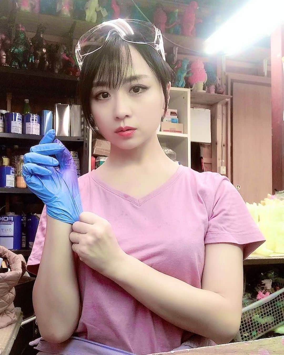 久保亜沙香のインスタグラム：「朝から工場🏭 台湾用の塗装してますよ🇹🇼 #sofvitokyo」