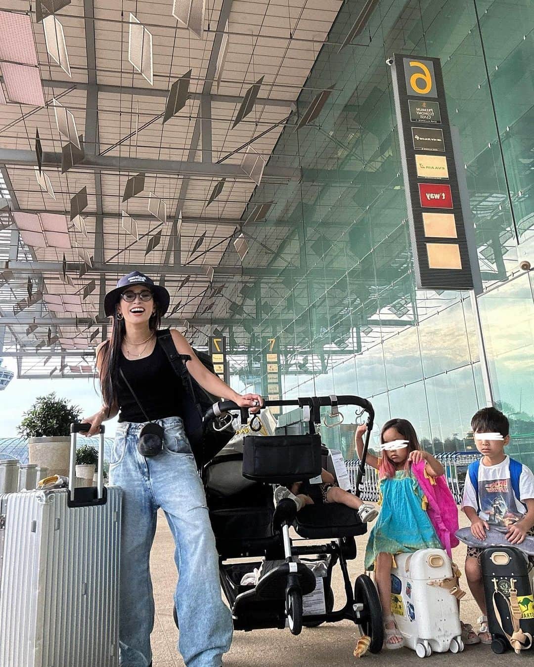 尾崎紗代子さんのインスタグラム写真 - (尾崎紗代子Instagram)「. と言うわけでフライト時の写真。 今回2カ国行くということで シンガポールからマレーシアまでワンオペフライト。 言っても１時間くらいなので 機内は余裕でした☺️たぶん。 それよりも入国出国時の列に並んだり 色んな手続きをこなしながら 子供達のお世話をするっていうのが 物理的にとても大変だった☺️ 空港でも隙あらば逃走する次女を 追いかけるためにダッシュしまくって まぁ本当に良いトレーニングでした_:(´ཀ`」 ∠):  今回のフライトは短かったけど これでまた自信がついたので ワンオペで海外行くのも良いかもと思いました☺️  #momlife #mommylife #mommy  #育児 #ママライフ  #6歳 #4歳 #２歳 #motherof3 #motherhood  #family #familyphoto  #3人育児  #3児のママ #3児ママ  #familytime  #5人家族 #familyphotograhy #familyfirst #familytrip #Singapore #Malaysia #singaporetrip #malaysiatrip #ワンオペ旅行 #ワンオペ」9月5日 21時00分 - osayo_osayo