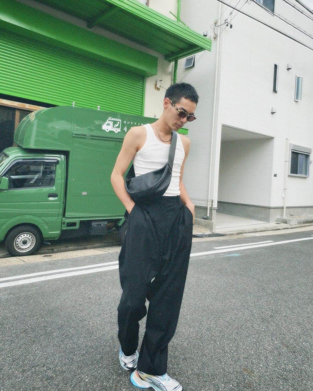 岩崎拓馬のインスタグラム：「🤍🤍🤍🤍 . . SUMMER LOOK Essential  @cosstores_jp   タンクトップ、パンツ、バッグがCOS🫶🏻🩷  このタンクトップがめちゃくちゃ優秀 オーガニックコットンで肌触り最高なんだ👍  パンツはウール混だからこれからの時期にぴったり！ それなのに薄手で着心地よき👍  バッグは意外といっぱい入ってびっくりしてる🥺‼️w  そんな"出張シンプルコーディネート"  今年はまだまだ暑いみたいだね🥵  いつまでタンクトップ生活できるかな🫶🏻🩷 あと2枚買い足しにいこっと🤣 . . #COSJapan #ootd #happytime」