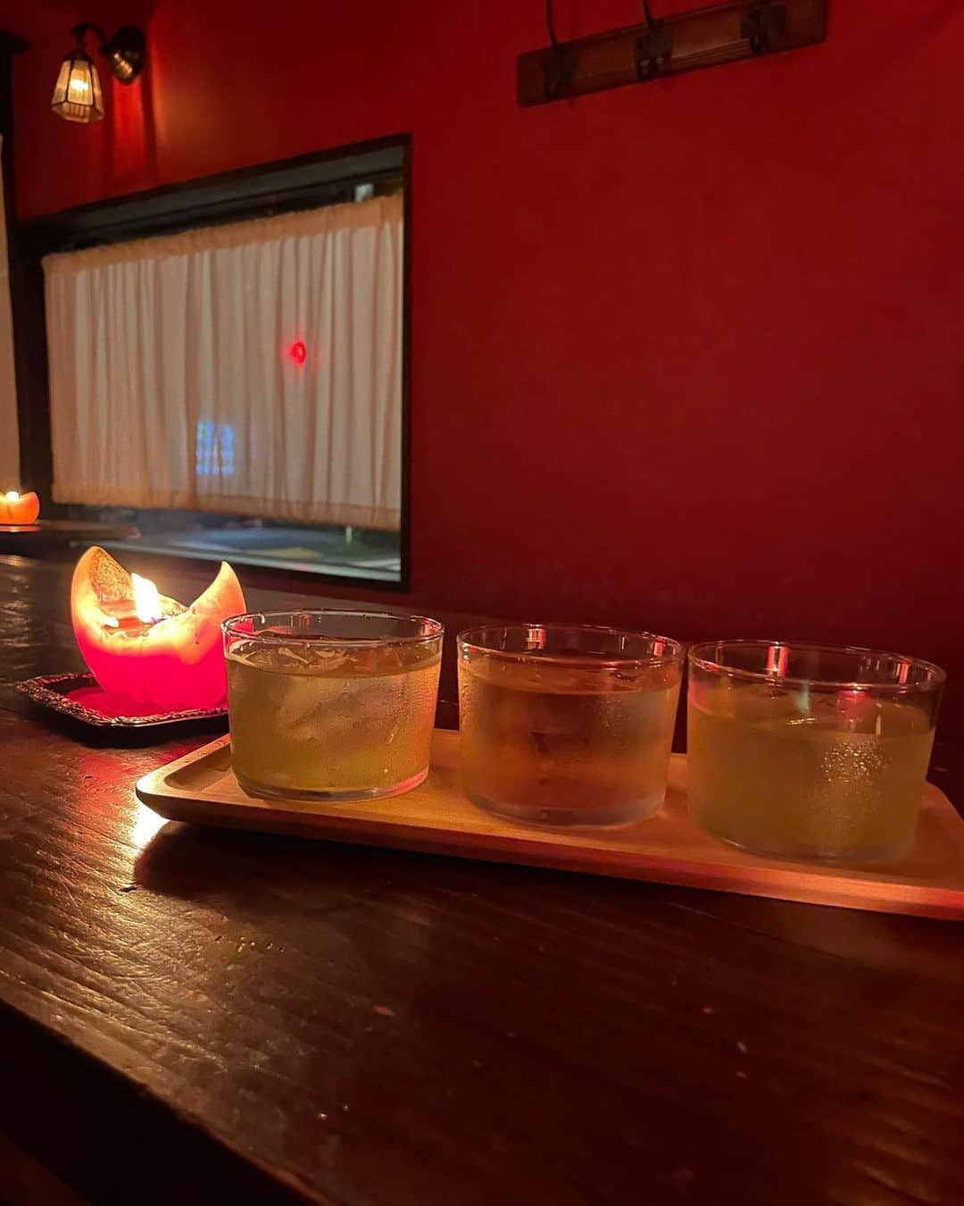 東條公美さんのインスタグラム写真 - (東條公美Instagram)「@soli_official_ presents 【CANDLE NIGHT POPUP BAR】に ご来場いただいた皆さまありがとうございました🕯️✨  キャンドル製作を始めた時から描いていた 念願のキャンドルナイト企画。  灯りと音とお酒に揺れ想い思いに過ごす時間 笑顔溢れ幸せの連鎖にとても嬉しく胸いっぱいです。  今回はワインセレクトも担当🍷 みんなとワインが飲みたい！の一心から 日本国外から自ら買い付けたこだわりのワインや ナチュラルワインまで揃えました。 皆さまからいただいた嬉しいお言葉と エチケットと共に余韻に浸っております。  そして沢山のキャンドルのご購入と オーダーいただきありがとうございました🕯️  実際に見て肌で感じて沢山の子たちがお嫁にいき 想い想いの空間で明かりを放つ姿を想像すると とても嬉しく光栄です。  そして今回出店と展示に参加してくださった 素敵なアーティストさんたち  Chawari @akai_matcha Glast art @glass.work45  Apparel @unspare_official   いつか一緒にイベントしたいねと話したあの日から 実現できた事にとてもうれしく感謝とリスペクト！ これからの活動と素敵な作品を楽しみにしてます✨  そして急遽出店していただいたCAFE AOYAGI 大好評の @dj.so_ さんのコーヒーと 素敵な音のセレクトにご本人様もノリノリでしたね笑 お忙しいなかありがとうございました☕️✨  持参したFOCALのスピーカーも相性よく 溶ける音とフォルムが愛おしすぎた🔈✨  ご来場の皆さま支えてくださった皆さま 全ての皆さまに心から感謝いたします。  また一緒に明かりを灯しましょう🕯️🍷💫」9月5日 15時37分 - tomomi_tojo