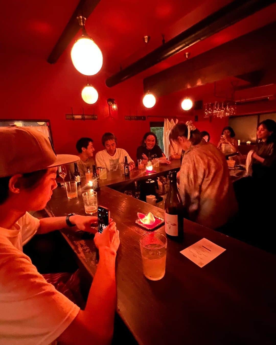 東條公美さんのインスタグラム写真 - (東條公美Instagram)「@soli_official_ presents 【CANDLE NIGHT POPUP BAR】に ご来場いただいた皆さまありがとうございました🕯️✨  キャンドル製作を始めた時から描いていた 念願のキャンドルナイト企画。  灯りと音とお酒に揺れ想い思いに過ごす時間 笑顔溢れ幸せの連鎖にとても嬉しく胸いっぱいです。  今回はワインセレクトも担当🍷 みんなとワインが飲みたい！の一心から 日本国外から自ら買い付けたこだわりのワインや ナチュラルワインまで揃えました。 皆さまからいただいた嬉しいお言葉と エチケットと共に余韻に浸っております。  そして沢山のキャンドルのご購入と オーダーいただきありがとうございました🕯️  実際に見て肌で感じて沢山の子たちがお嫁にいき 想い想いの空間で明かりを放つ姿を想像すると とても嬉しく光栄です。  そして今回出店と展示に参加してくださった 素敵なアーティストさんたち  Chawari @akai_matcha Glast art @glass.work45  Apparel @unspare_official   いつか一緒にイベントしたいねと話したあの日から 実現できた事にとてもうれしく感謝とリスペクト！ これからの活動と素敵な作品を楽しみにしてます✨  そして急遽出店していただいたCAFE AOYAGI 大好評の @dj.so_ さんのコーヒーと 素敵な音のセレクトにご本人様もノリノリでしたね笑 お忙しいなかありがとうございました☕️✨  持参したFOCALのスピーカーも相性よく 溶ける音とフォルムが愛おしすぎた🔈✨  ご来場の皆さま支えてくださった皆さま 全ての皆さまに心から感謝いたします。  また一緒に明かりを灯しましょう🕯️🍷💫」9月5日 15時37分 - tomomi_tojo