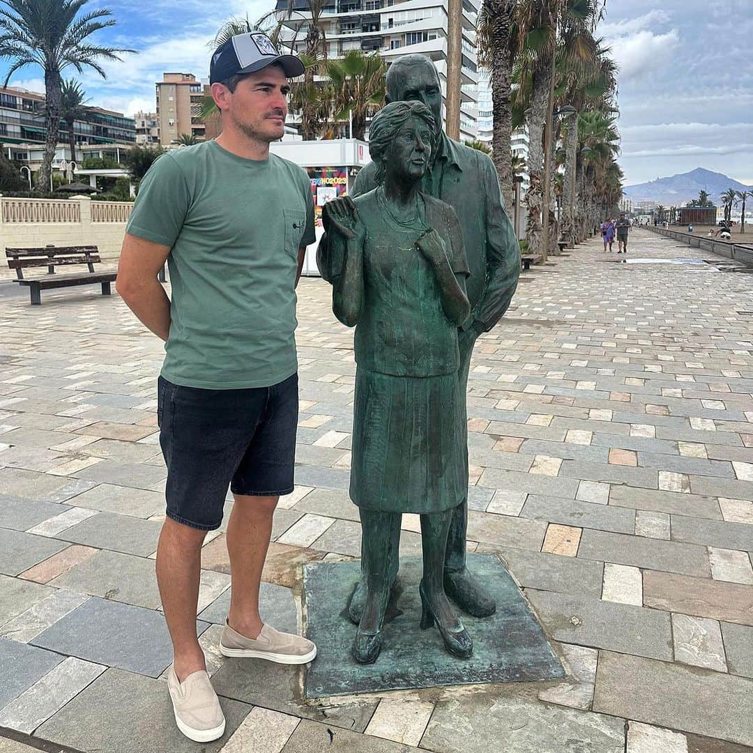 イケル・カシージャスのインスタグラム：「Días grises. ☔️  #felizmartes」