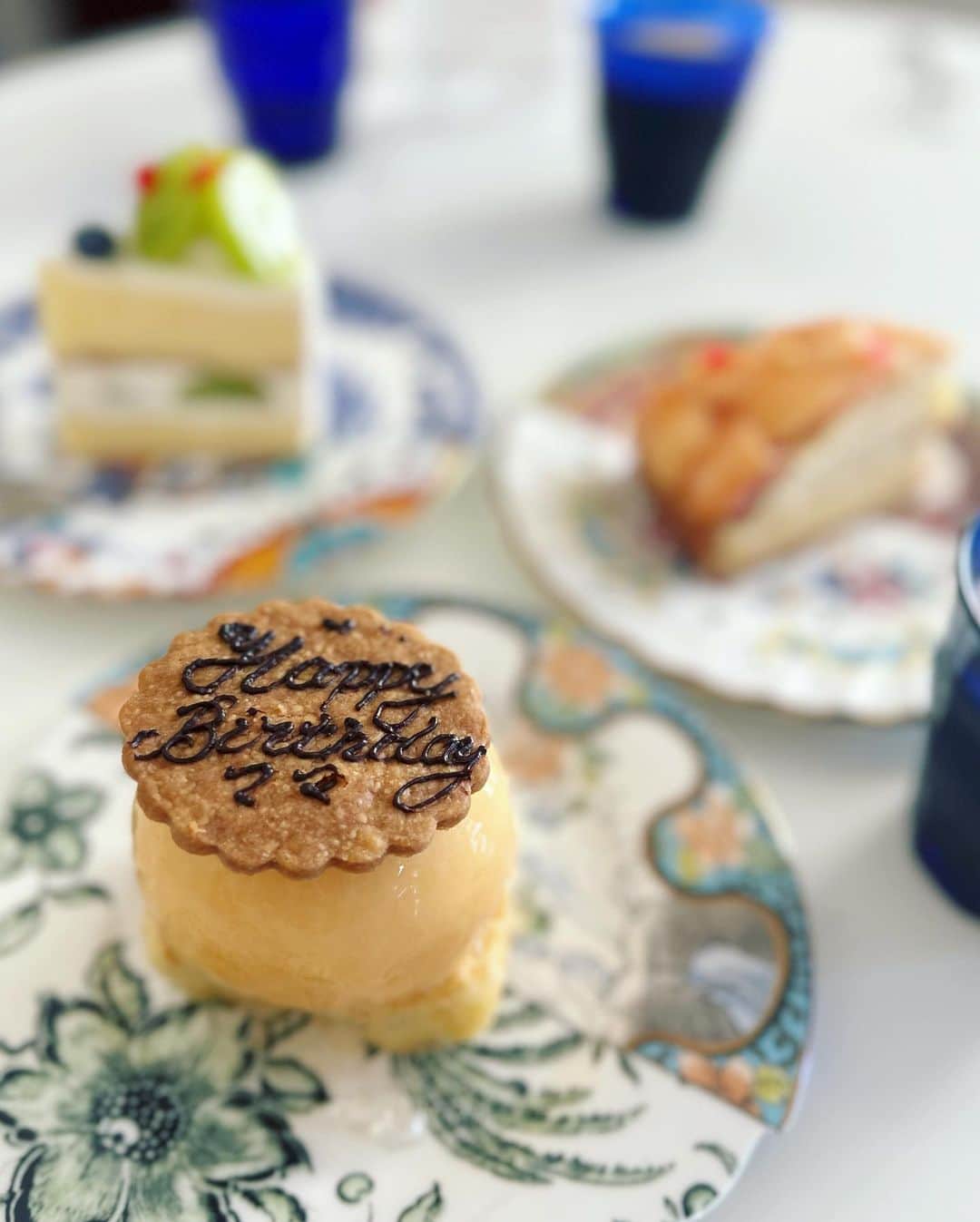 近藤夏子さんのインスタグラム写真 - (近藤夏子Instagram)「.   3時のおやつ 母の誕生日なのでケーキを💗  年々パワフルになっていく母。 これからもその背中を追っていきますので ずっと元気で明るくいてください✨  　 我慢できなくてたべかけどころか 残りひとくちのケーキ。 　 . #バースデー #この写真の母とほぼ同い年 #🫨🫨🫨🫨🫨」9月5日 15時40分 - kondokako0804