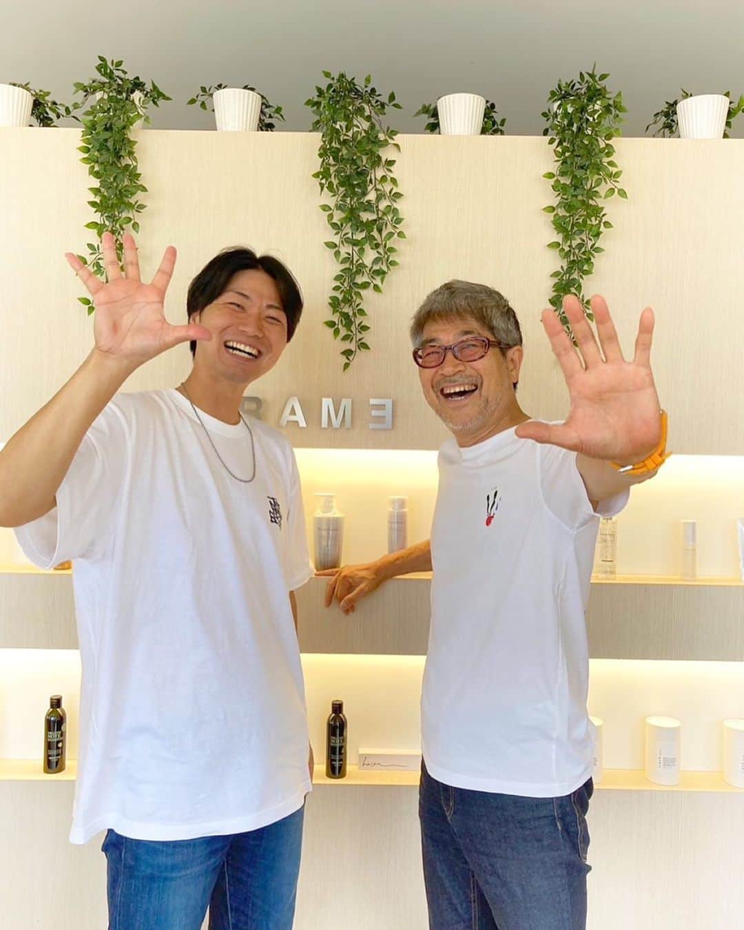 横山弘樹のインスタグラム：「5月11日から髪切ってなかったみたい😳！  頭も心もさっっっぱり整いました👨🏻‍🦲✨  ナベさんありがとうございました☺️‼︎‼︎  東広島の人生相談所💈  @nabeshimagic7788  @frame.plus   在り方。勉強勉強っ👍🏻‼︎  ってことで Instagramももう少し頑張ります😝」