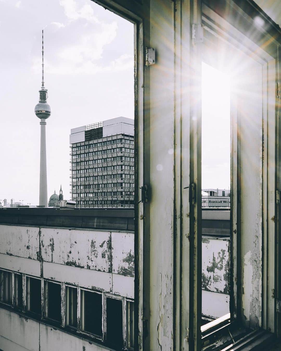 Thomas Kakarekoのインスタグラム：「Throwback to a shoot I’ll never forget – intense, thrilling, and ended with us getting arrested. Ever had a shoot go sideways like that? #berlin」