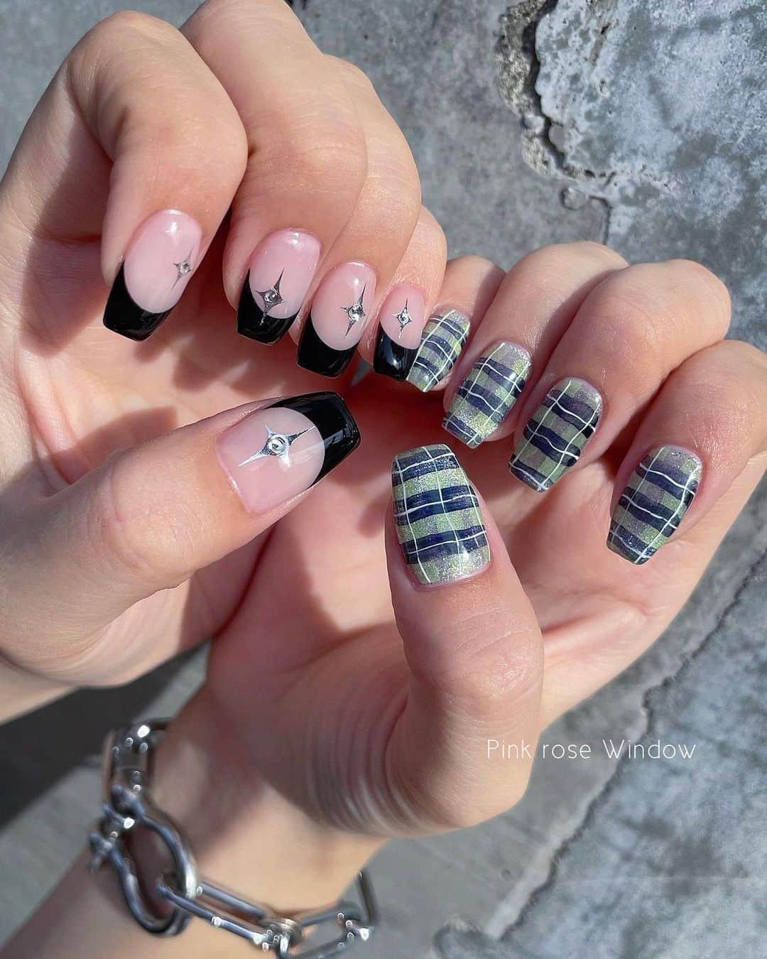 KAI32のインスタグラム：「. Autumn nails✔️ . 9月に入り、秋ネイルのオーダーが増えています❤︎ ブラックのストリートなフレンチと、 オーガンジー素材のチェック柄生地をイメージしました🪱 . . 使用アイテム☟ @mybee.tokyo  レイヤーマグ016G . @babymirage.mius  ベイビーミラージュスイサイ12色セットの 黄肌色と青褐のインクを使用。 全色可愛いし、期間限定発売だから絶対に買うべき！ サロンワークでかなり使えるよ🫶🏻✨ . @tsumekira  Sparly silver⛓️ フレンチに貼るだけで一気に垢抜けデザインに❤︎是非使ってね！ . . #pinkrosewindow #pink_rose_window」