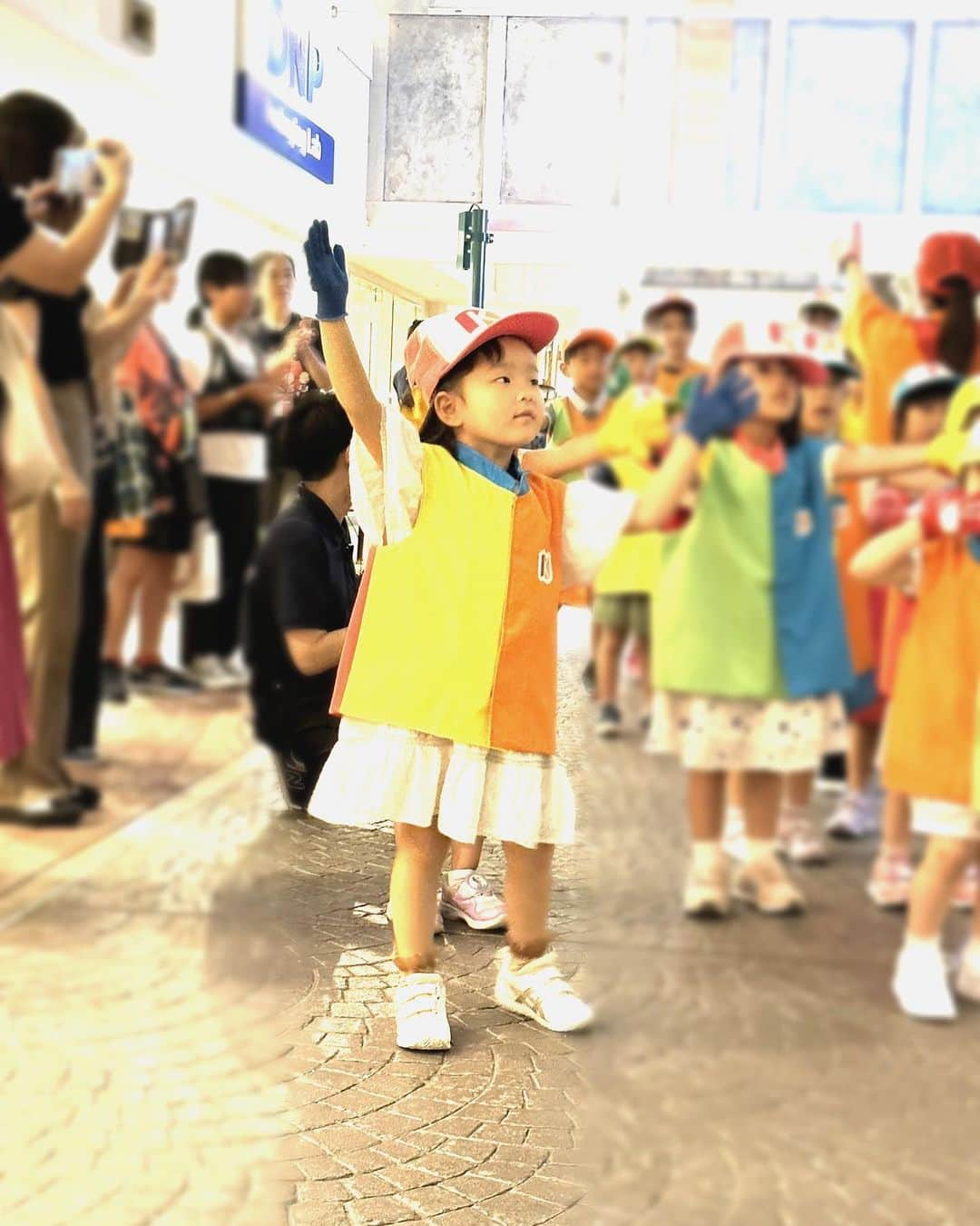 沼田由花さんのインスタグラム写真 - (沼田由花Instagram)「夏休みの最後の思い出に お友達とキッザニアに行ってきました🩵  初めて行ったんですが  とても素晴らしい仕組みで  スタッフの方の子供の接し方や 乗せ方や演じ方が 素晴らしくて感動しました🩵  子供達はキッザニアの 世界に入り切って いました😆  それぞれお仕事をやった後は 報酬がもらえて 銀行に預けて利子がついたり そのお金で高島屋で 買い物ができるそうです✨  銀行の開設は大人は入れず 子供だけで行って 手続きをします😆  ATMでお金を引き出したりできます✨  パイロット 救急車 ミルクフードマイスター ファッションモデル パレードダンサー  のお仕事を経験しました✨  本当に大満足の6時間でした🩵 USJに行ったばりの 達成感✨  本当に楽しかったようです😆 親子共に最高に楽しめました🩵  2ヶ月の夏休み あっという間に終わりました✨ 初めは長すぎて どうしよーと心配でしたが 毎日がスペシャルになるように プールしたり、お料理したり 回転寿司に行ったり びっくりドンキーに行ったり 花火を見たり バーベキューしたり 海に行ったり お友達が沢山遊びにきてくれたり🩵  沢山楽しめたかなぁと思います😆  新学期が始まって またクラスのみんなとも再会できて スクールの先生方も 暖かく見守っててくれて 本当に有難いです✨  良い事も大変な事も 毎日起こりますが 物事の捉え方で よくなかった一日になるか とっても良かった一日になるか  小さい事でも自分を褒めてあげようと思います🩵  とりあえず、夏休みを 命を守って楽しむ事ができたので お疲れ様ー👏  #キッザニア #5歳 #夏休み #2歳  #自然派 #オーガニック」9月5日 15時52分 - yuka_numata