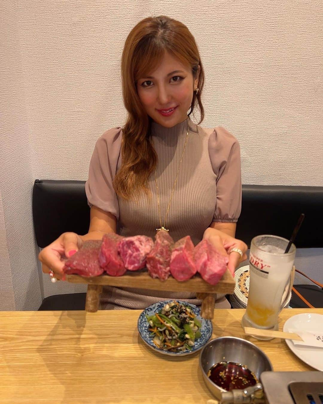 神谷麻美さんのインスタグラム写真 - (神谷麻美Instagram)「#焼肉ここから で#特選コース の食べたよ🥰💖✨️ 全部すごく美味しかったぁ💖☺️💖🌈💖✨️  名物の伝説盛り💖は全部厚切り肉で タン、ハラミ、ヒレの3種類が入っていて、すごく美味しかったよぉ🥰💖✨️ 目の前で焼き上げてカットしてくれるし、ヒレは味付き❤️✨️   ここからサラダもごま油ので美味しいっ💖✨️  おでぶサワーも美味しかった💖(๑•🐽•๑)ﾌﾞﾋ💖✨️  全部美味しかったなぁ🥰💖🐄🍀💖✨️  PR @kokokara.1129 #町田市 #町田グルメ #町田ランチ #町田ディナー #町田焼肉 #町田市グルメ #町田駅グルメ #町田駅」9月5日 15時45分 - asamice428