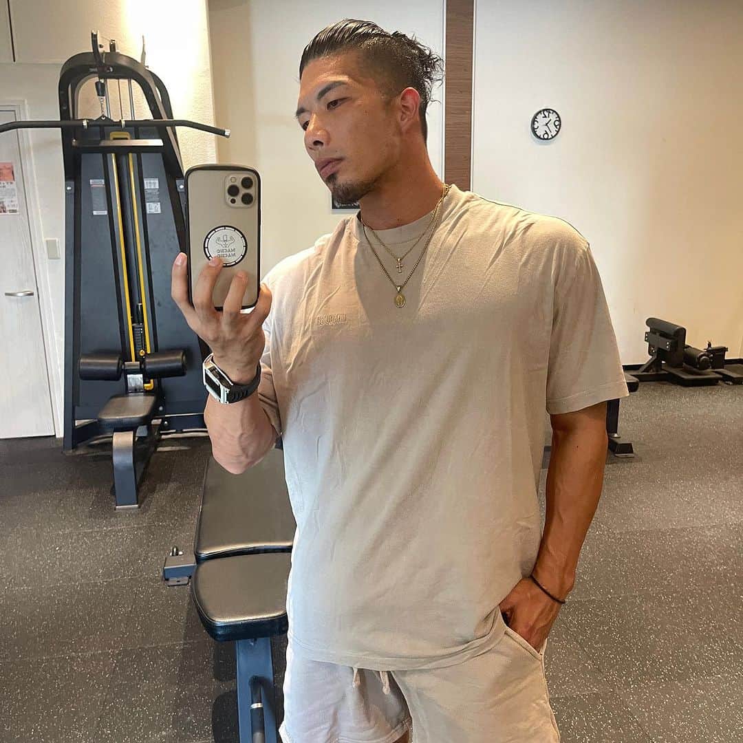 大山大輔さんのインスタグラム写真 - (大山大輔Instagram)「まだまだ残暑が続く🥵  Tシャツ、半ズボンを一番着る季節だからVANQUISHでセットアップ購入しちゃお！！  〜〜〜ウェア紹介〜〜〜 @vqfit  ウォッシュド モデル着用サイズ 上:M 下:M http://www.vqfit.com/weggy またはプロフィールの【VANQUISH購入リンク】からぜひ購入してみてください❤️ 〜〜〜〜〜〜  #パーソナルトレーニング #パーソナルトレーナー  #ボディメイク #ダイエット #筋トレ #トレーニング男子 #ワークアウト #筋トレ男子 #6パック #逆三角形ボディ #fitness #fitnessmotivation #bodymake #bodymake #ダイエット #fitnesslifestyle #personaltrainer #食事指導 #食事管理」9月5日 15時46分 - weggy_fitness0704