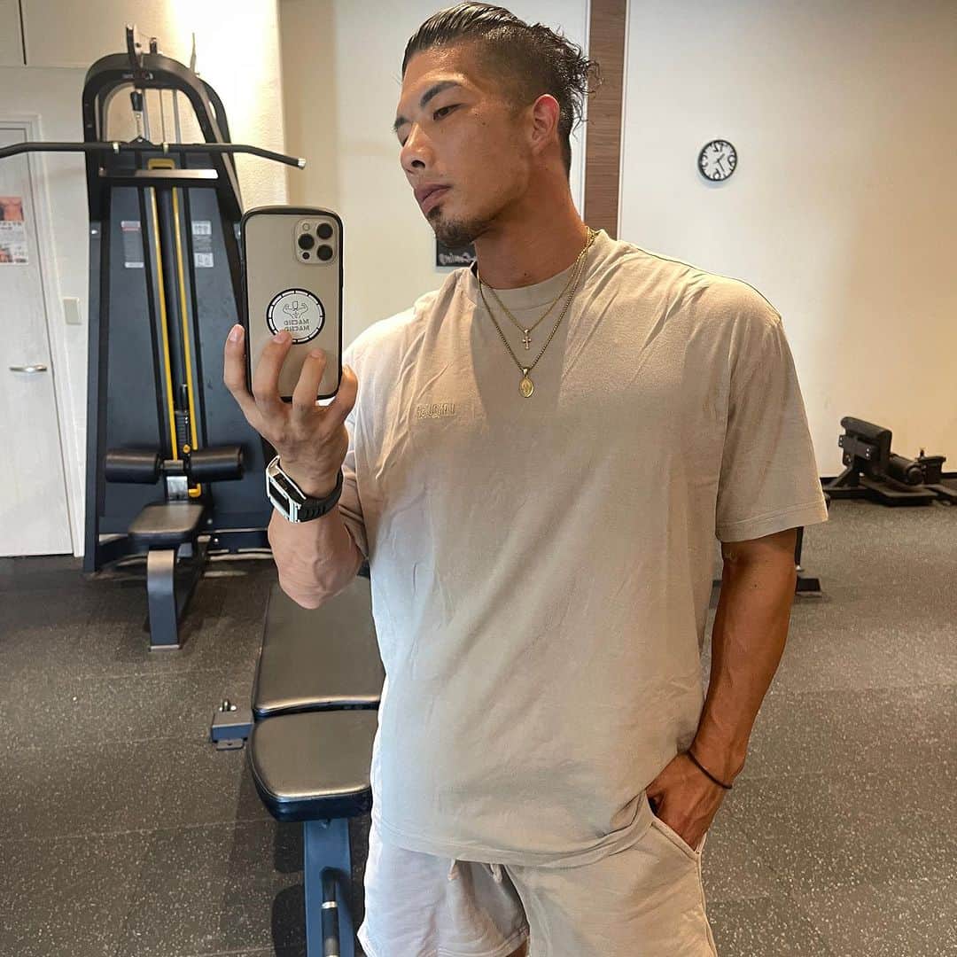 大山大輔さんのインスタグラム写真 - (大山大輔Instagram)「まだまだ残暑が続く🥵  Tシャツ、半ズボンを一番着る季節だからVANQUISHでセットアップ購入しちゃお！！  〜〜〜ウェア紹介〜〜〜 @vqfit  ウォッシュド モデル着用サイズ 上:M 下:M http://www.vqfit.com/weggy またはプロフィールの【VANQUISH購入リンク】からぜひ購入してみてください❤️ 〜〜〜〜〜〜  #パーソナルトレーニング #パーソナルトレーナー  #ボディメイク #ダイエット #筋トレ #トレーニング男子 #ワークアウト #筋トレ男子 #6パック #逆三角形ボディ #fitness #fitnessmotivation #bodymake #bodymake #ダイエット #fitnesslifestyle #personaltrainer #食事指導 #食事管理」9月5日 15時46分 - weggy_fitness0704