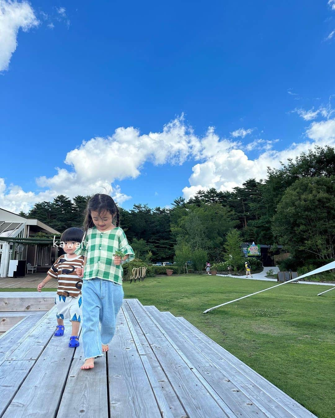 菊井彰子さんのインスタグラム写真 - (菊井彰子Instagram)「・ ・ 【富士すばるランドin山梨】 ママ達子連れ山梨旅行2泊３日。 帰る日に @fujisubaruland へ。  緑豊かなテーマパークの中に 様々な遊ぶエリアがあって 開放感たっぷりで楽しかった🌱🐎  ワンちゃん連れで遊べるエリアがあったり 立派なアスレチックもあるので 小学生くらいからは更にしっかり遊べそう🥰  動物が大好きな娘は大きなお馬さんに乗れてニンマリ♡ 本当に幸せそうで可愛いなと思った瞬間🥹 2歳から乗れたよ🐎  （朝👧髪の毛を片方は三つ編み、もう片方は三つ編みしないで😡という謎のこだわりを発揮してプンスカしてたとは思えない、しかし一日中この髪型だった🤣笑） #なんで   暑い中、青空の下で芝生に座ってみんなで食べた いちごかき氷が美味しすぎて忘れられないな〜🍧🍓  ・ ・ ・ #ワンオペ旅行  #富士すばるランド  #富士すばるランドの夏休み  #乗馬キッズ #子連れ旅行 #山梨旅行  #夏休みの過ごし方  #4歳女の子 #子供乗馬 #tinycottons」9月5日 15時48分 - yanakiku_kiku