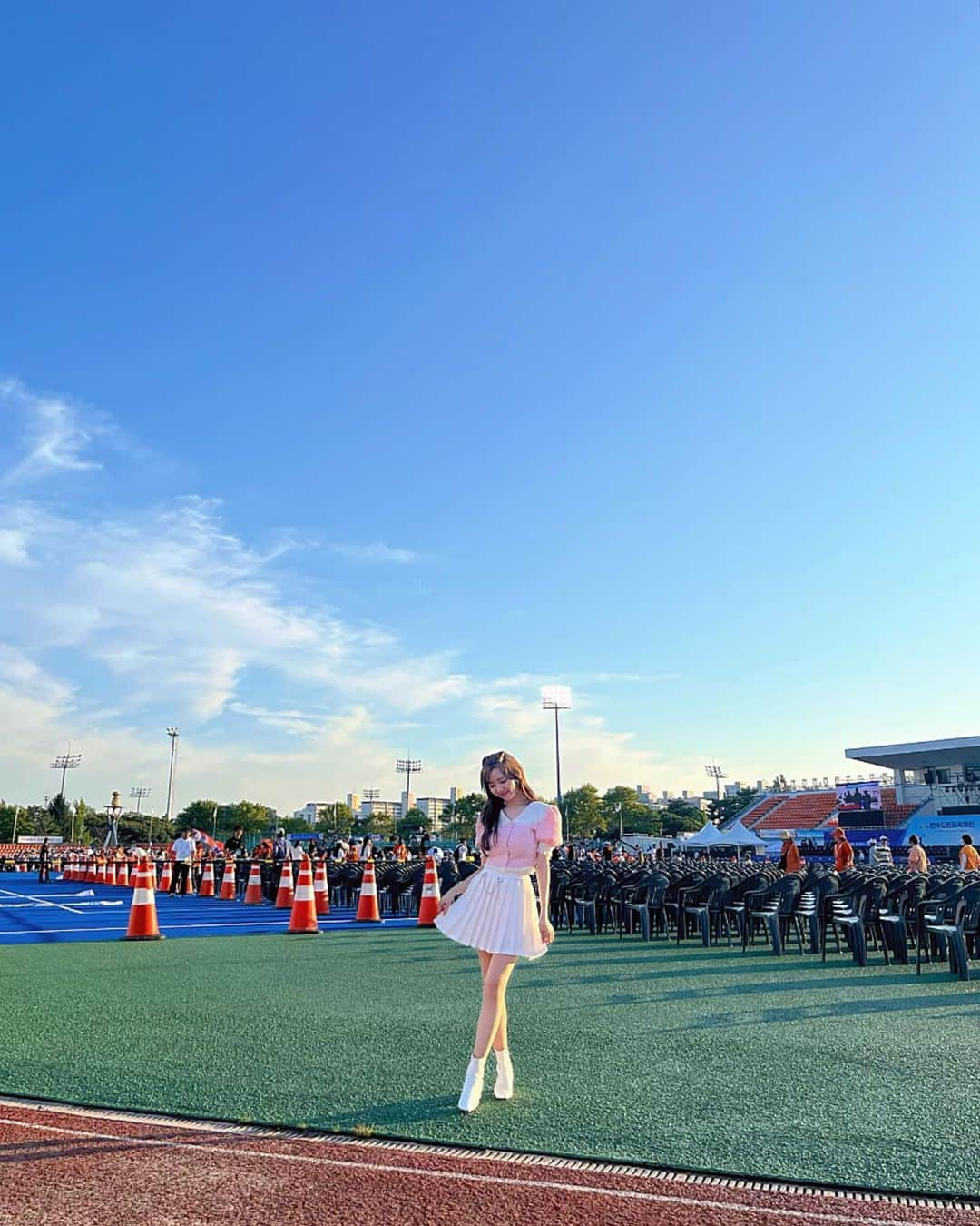 濵松里緒菜さんのインスタグラム写真 - (濵松里緒菜Instagram)「The 60th Jeonbuk Sports Festivalに 出演させていただきました🥰  久しぶりに大きなステージでパフォーマンスさせて頂けて、 私たちの曲で皆さんを応援できてとても嬉しかったです☺️🫶  ありがとうございました♡  夜には花火もあって、 初めてあんなに近くで花火を見ました😳  #jeonbuk #jeonbuksportsfestival #sports #sportsfestival #korea #韓国」9月5日 16時01分 - riona_hamamatsu