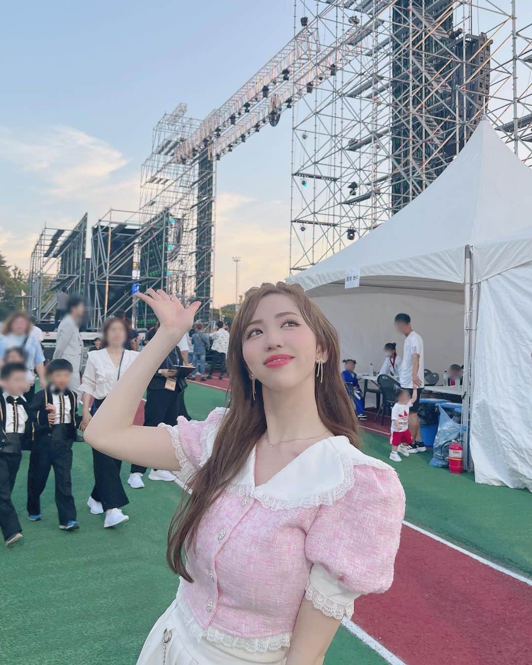 濵松里緒菜のインスタグラム：「The 60th Jeonbuk Sports Festivalに 出演させていただきました🥰  久しぶりに大きなステージでパフォーマンスさせて頂けて、 私たちの曲で皆さんを応援できてとても嬉しかったです☺️🫶  ありがとうございました♡  夜には花火もあって、 初めてあんなに近くで花火を見ました😳  #jeonbuk #jeonbuksportsfestival #sports #sportsfestival #korea #韓国」
