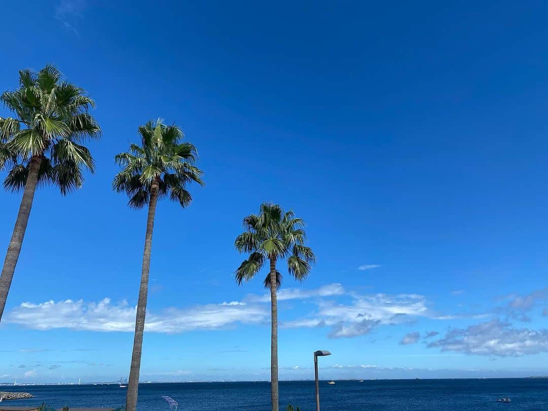 上野水香さんのインスタグラム写真 - (上野水香Instagram)「南の島にでも行きたくなるね。。  空と海って広くて、いろんな色にも表情にもなる。  夏の終わり。 なんか忘れ物したかな？笑  むしょうに海にいきたくなった日」9月5日 15時58分 - mizukaueno