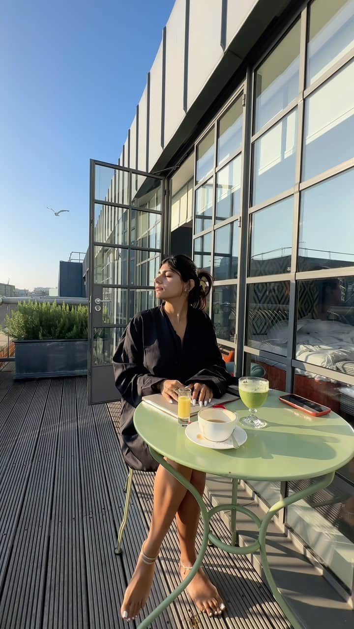 のインスタグラム：「Mornings start with a ginger shot, journal entry, and some meditation music to cleanse my energy🛐   The bird was a paid actor💀」