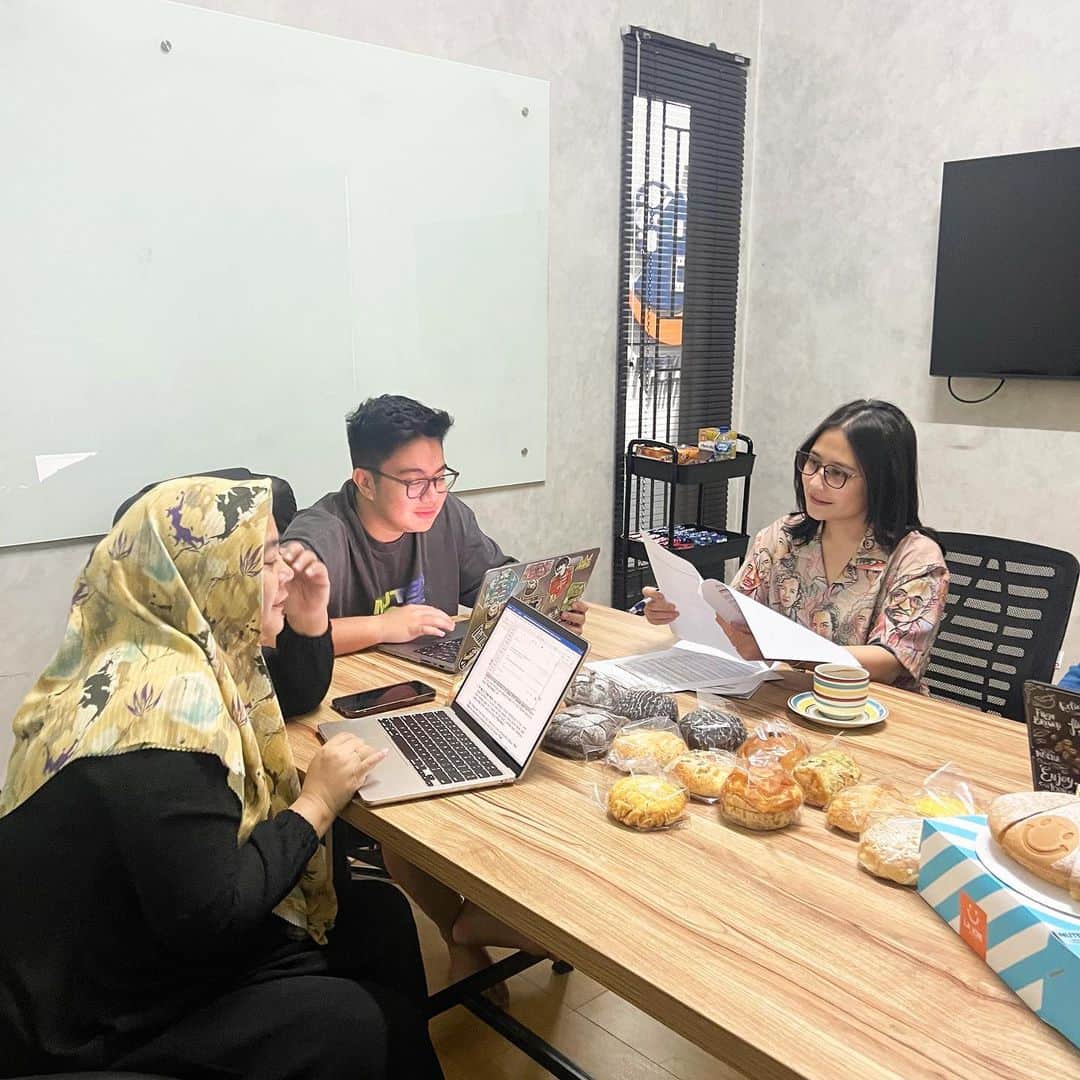 Prilly Latuconsinaのインスタグラム：「Salah satu tempat favoritku! Kantor @sinemaku.pictures 💙  Ruang meeting ini adalah tempat kita bertukar cerita, tawa bahkan tangis (khususnya buat aku yang cengeng)   Hari ini agenda kita adalah persiapan buat project-project Sinemaku Pictures untuk tahun 2024! Semangat banget sama semua cerita film-film kita yang akan kita garap. AAAAHHH! GAK SABAR!   Cuma ya harus tahan-tahan Iman buat yang kerja sama kita karena ini kantor udah kaya supermarket segala makanan ada. Bahaya buat yang lagi diet 😛  Anyway siapin pundak untuk bersandar di bioskop yaa tahun depan 😛」