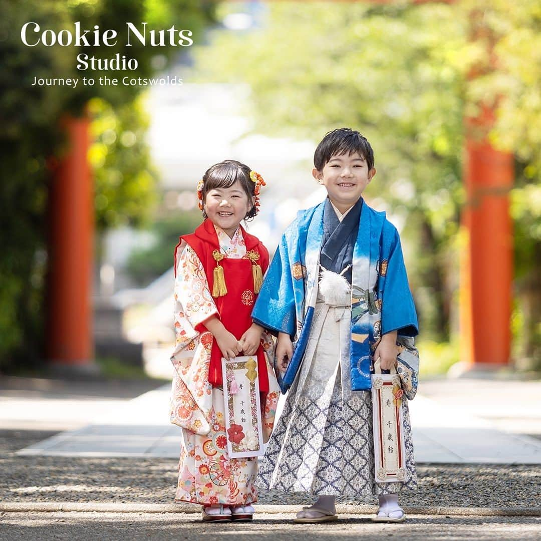 bonbon by cookienuts Photo studioのインスタグラム：「七五三神社ロケ  クッキーナッツスタジオでは、秋の平日に七五三のお参りにカメラマンとアシスタントが同行する神社ロケのご予約を承っております！ 前撮りをスタジオで済ませて、平日の別日にお着物を着てお参り！！ 前撮り、衣装レンタル、着付け、ヘアメイク、神社での撮影　 全てクッキーナッツでできるので安心  七五三平日神社ロケは1日2組限定ですのでご予約はお早めに！  #cookienutsstudio #cookienuts #クッキーナッツスタジオ #クッキーナッツ #川崎写真スタジオ #川崎写真館 #神奈川県写真スタジオ #神奈川県写真館 #子供写真スタジオ #家族写真撮影 #横浜写真スタジオ #記念日撮影 #七五三お参り#七五三衣装レンタル #神社ロケ#七五三お参り同行撮影 #七五三お出掛け#七五三撮影 #着物でお出かけ #753撮影」