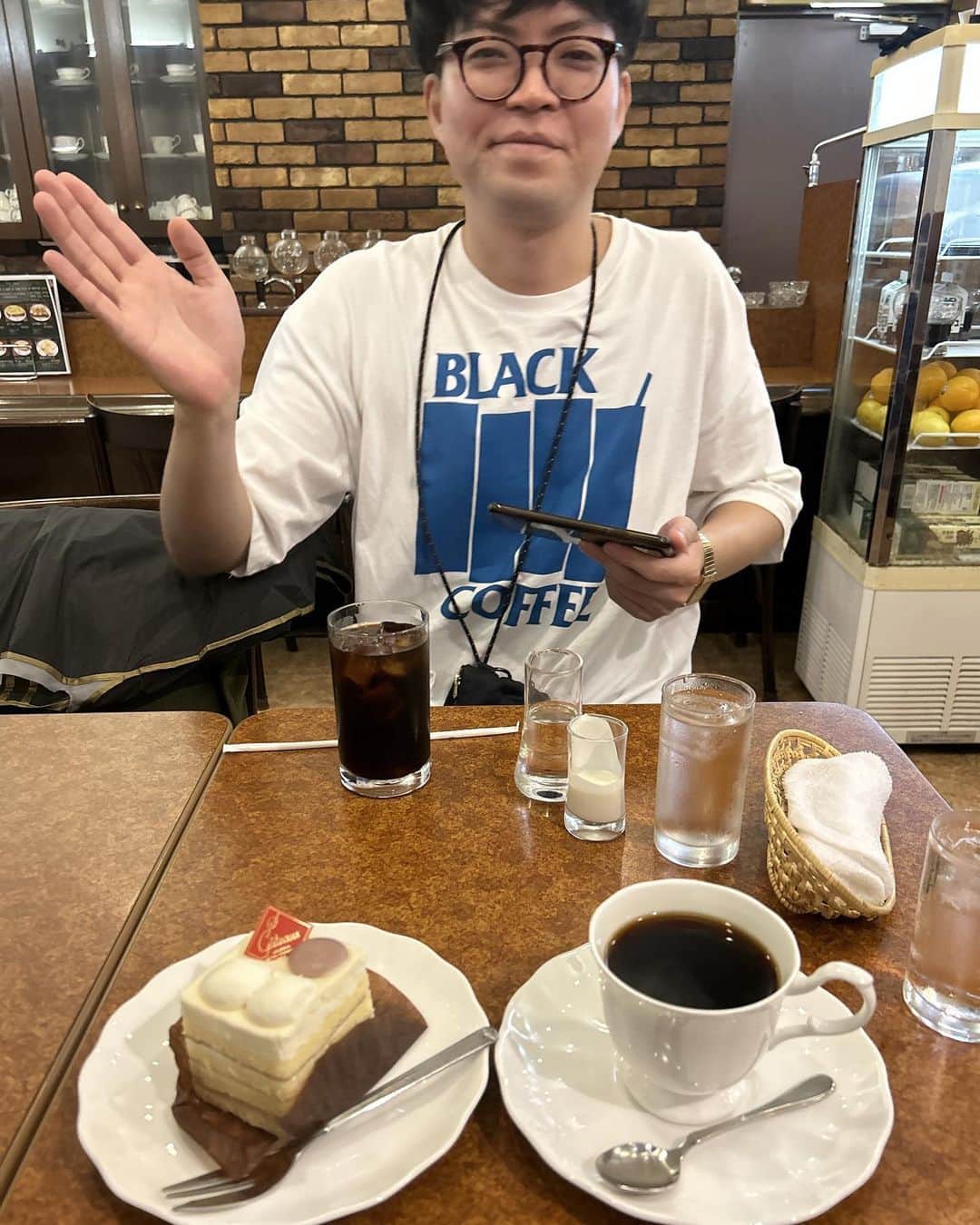 楢原真樹のインスタグラム：「いつぞやの喫茶店 #喫茶店 #恵美須町 #ケーキ売り切れてた #こっちも美味しかった #外観おしゃれ #だから何が楽しいねん。。 #ヤーレンズ」