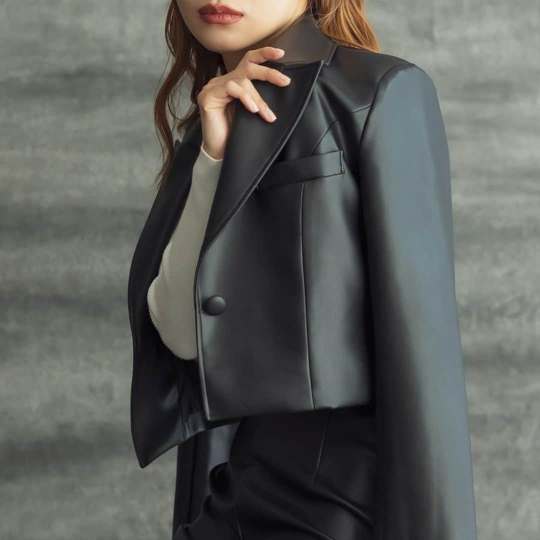 デュラスアンビエントのインスタグラム：「‘𝟐𝟑 𝐀/𝐖 𝐂𝐎𝐋𝐋𝐄𝐂𝐓𝐈𝐎𝐍   #レザークロップドジャケット <Beige, Black> 【9/25(MON)20:00-】  #シアーデコルテロングスリーブニット <White, Pink, Beige, Black> 【10/16(MON)20:00-】  #レザースリットマキシスカート <Beige, Black> 【9/25(MON)20:00-】  ＿＿＿＿＿＿＿＿＿＿＿ ✔︎ @ambient_styling #AMBIENT #ambient_official #ambientstyle #アンビエント #23aw #レザージャケット #レザースカート」