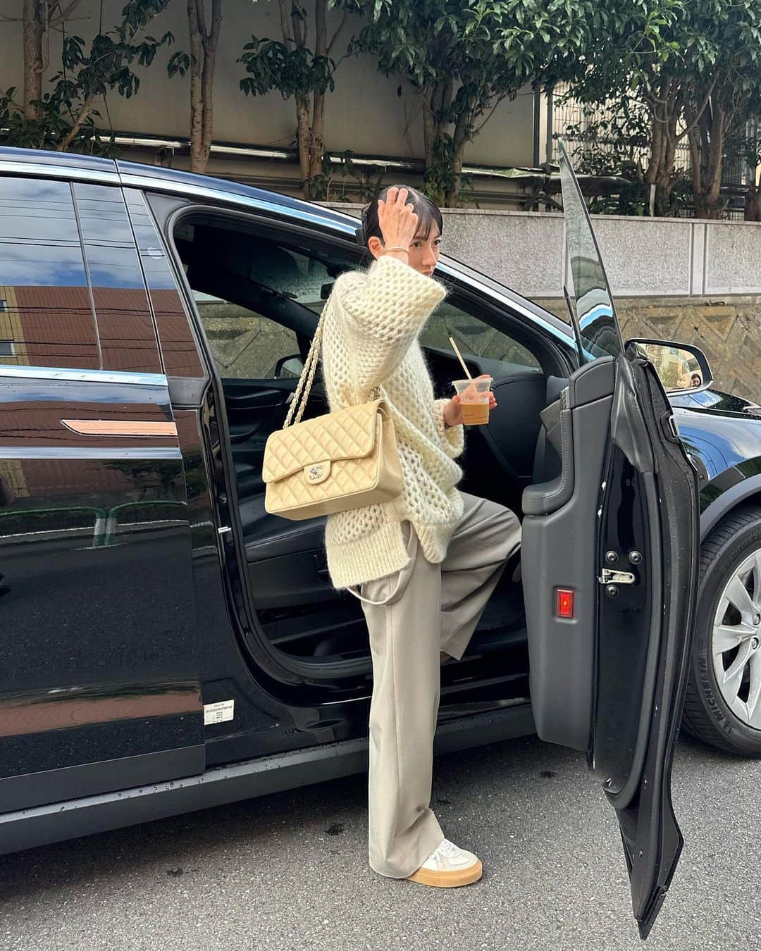 松本恵奈のインスタグラム：「本日発売のサスペンダー付きPTにドットメッシュニットを合わせたスタイリング♡ カジュアルだけど淡いトーンでこのスタイリングも可愛かったな♡ どちらも発売中なので是非checkしてみてね♡ #発売中 #clane」