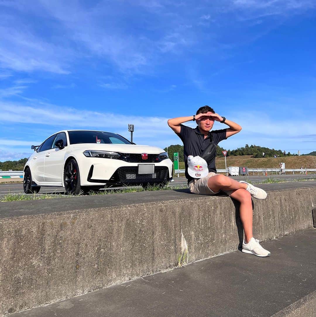 野尻智紀のインスタグラム：「タイプRとお出掛け☺️🚗 すごく日焼けしました☀️  #civic #civictyper #typer」