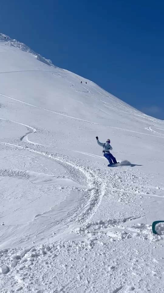 Burton Japanのインスタグラム：「青森県の最高峰、岩木山ライディング🏂 📹: @onedroptomo  #Burton #Snowboarding」