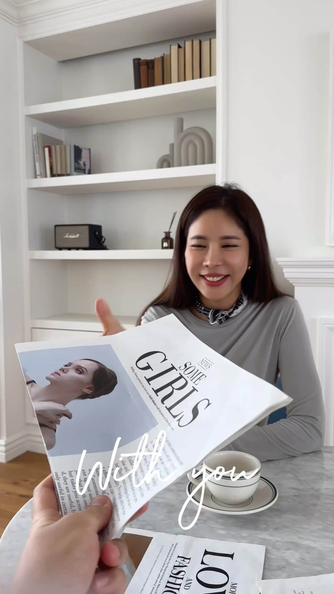 キム・ジュニのインスタグラム：「남편이랑 있으면 나오는 찐웃음🫢 행복바이러스 받아가세요😚  쵸크쵸크모달티셔츠 이번시즌 뉴컬러 카키 어때요?🤩 은은하고 애쉬한 느낌 너무 예쁘죠!! 2023뉴컬러 쵸크쵸크모달티셔츠 내일 만나요!   #어버브 #쵸크쵸크모달티셔츠2023」