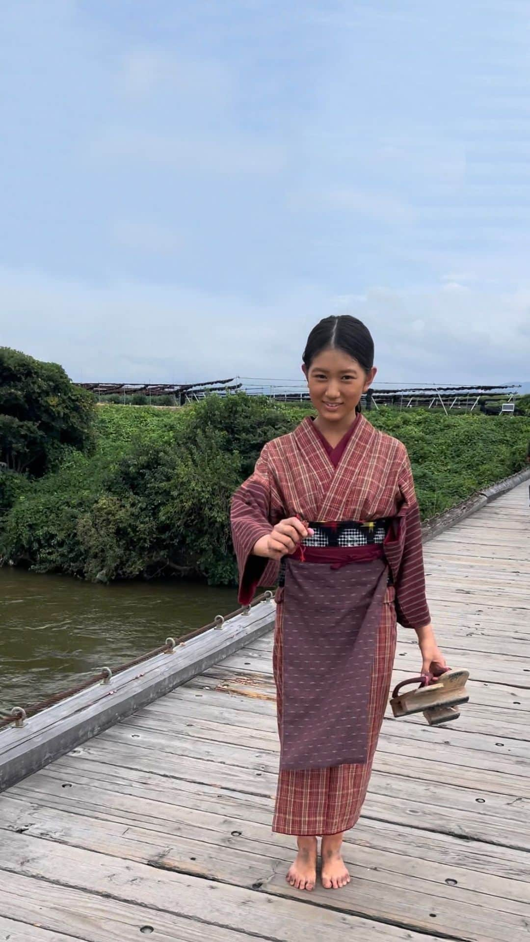 葉山さらのインスタグラム：「映画『福田村事件』 履き慣れないかたい下駄に悪戦苦闘し、撮影以外の時は裸足に😳  #福田村事件 #メイキング #大正時代 #着物と下駄 #二本歯下駄 #足が痛くて #裸足 #でも笑顔 #オフショットムービー #葉山さら」