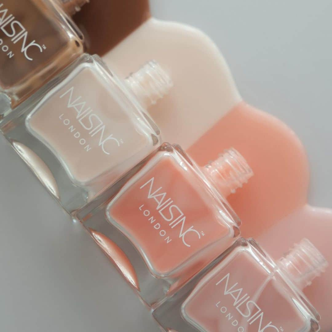 NAILS INCのインスタグラム：「. 2023 Autumn Collection  UNDRESSED sheer nude nail polish collection  〈 2023年9月6日(水)発売 〉 オンラインショップ(10:00～)、直営店舗 発売開始  グロッシーな透明感溢れる艶めきで指先を満たすシアーヌードコレクション。  オンラインショップでは全4色をセットにしたコンプリートキットを数量限定で発売いたします。  重ねるたびに表情を変え、潤んだ艶めきを生み出すシアーカラーをお楽しみください。  アンドレスド ネイルポリッシュ 14ml　全4色　各3,080 円（税込）  ●オンラインショップ限定発売 アンドレスド コンプリート キット 14ml × 4色　9,900 円（税込） ※キットは数量限定 / 無くなり次第販売終了。  #nailsinc #ネイルズインク #undressednailpolish #アンドレスド」