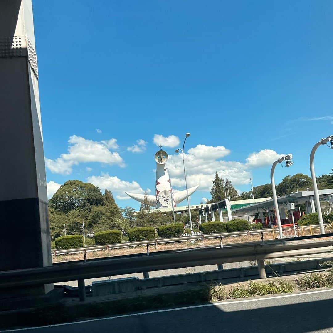 じゅんぺいのインスタグラム：「・ ・ 地元 吹田市  なんでこれを当たり前の景色やと思ってたのか不思議です。 ・ ・ #太陽の塔 #異様な景色 #離れてわかる」