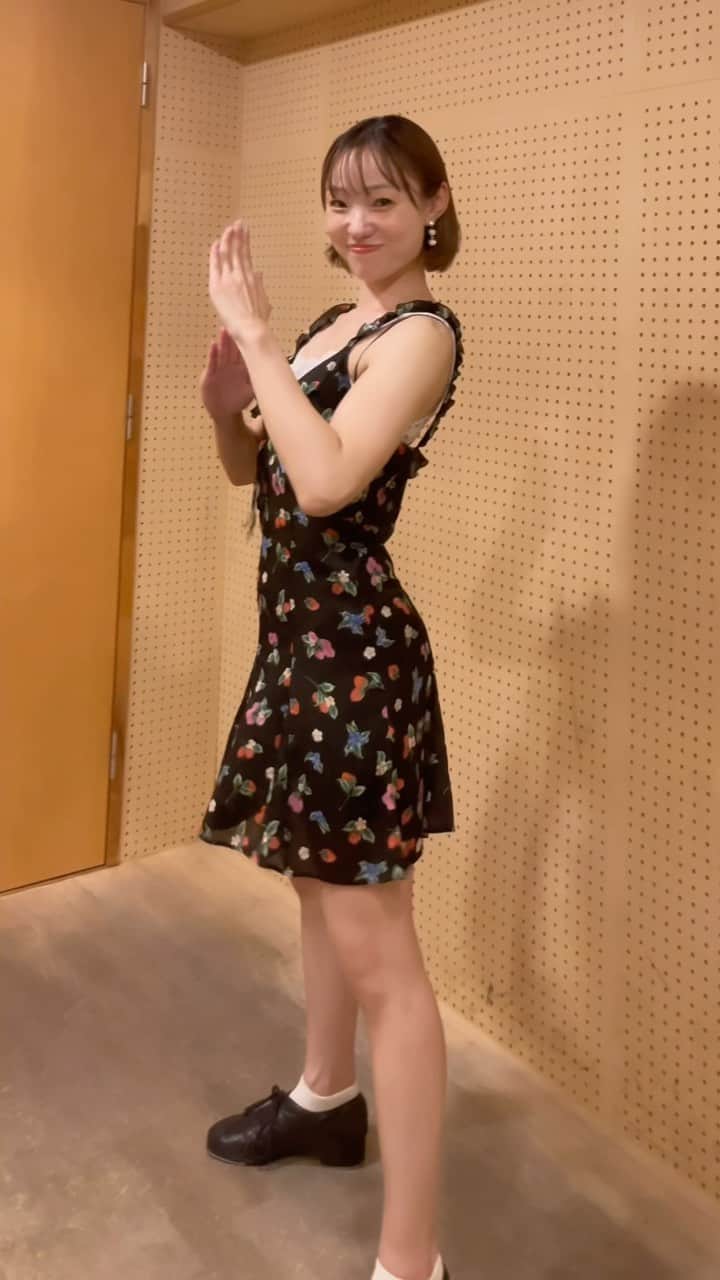 井田彩花のインスタグラム：「いざっ🥷 最近はまりにはまっている、ももクロの新曲のここの振付🫶🏻 好きすぎて踊りたいと言ったら夏菜子が踊って〜！と言ってくれたので早速！❤️  #ももクロ #ももいろクローバーz  #momonofunippon」