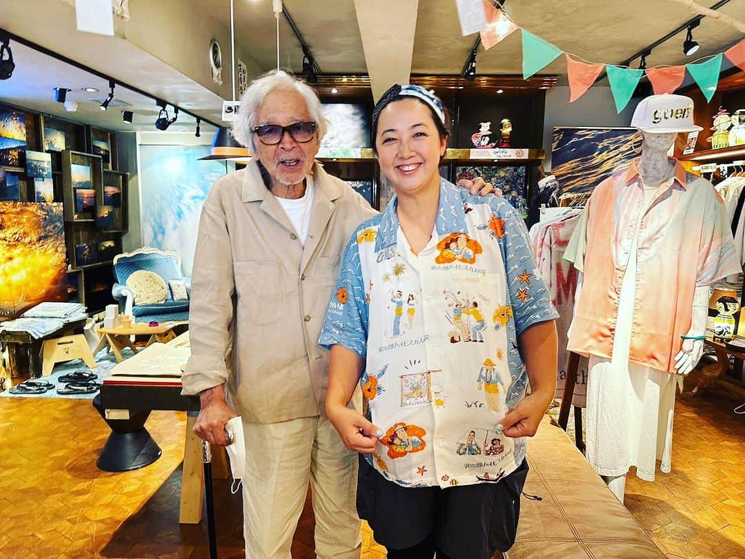 森本千絵さんのインスタグラム写真 - (森本千絵Instagram)「山田洋次監督‼️がateliergoen°に！  たまたま寅さんアロハシャツを着ていたので嬉しくて記念撮影。  お元気そうで嬉しいです。  幸せな時間を与えてくれる 『こんにちは、母さん』ぜひみなさまご覧ください♫  #ateliegoen #goen #こんにちは母さん」9月5日 16時32分 - chiemorimoto_goen