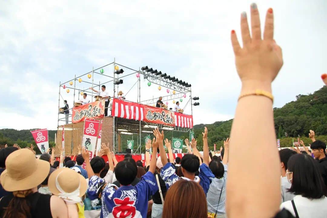 滋賀県長浜市さんのインスタグラム写真 - (滋賀県長浜市Instagram)「９月２日、浅井文化スポーツ公園で、22回目となる「長浜あざいあっぱれ祭り」が開催。 全25チームが鮮やかな衣装を身にまとい、熱い演舞を披露しました🎉 また、ステージイベントも行われ、訪れた人々を楽しませていました。 会場が一体となり、熱気に包まれた1日でした🔥 #長浜あざいあっぱれ祭り #あざいあっぱれ祭り  #よさこい  #長浜市」9月5日 16時33分 - nagahama_city