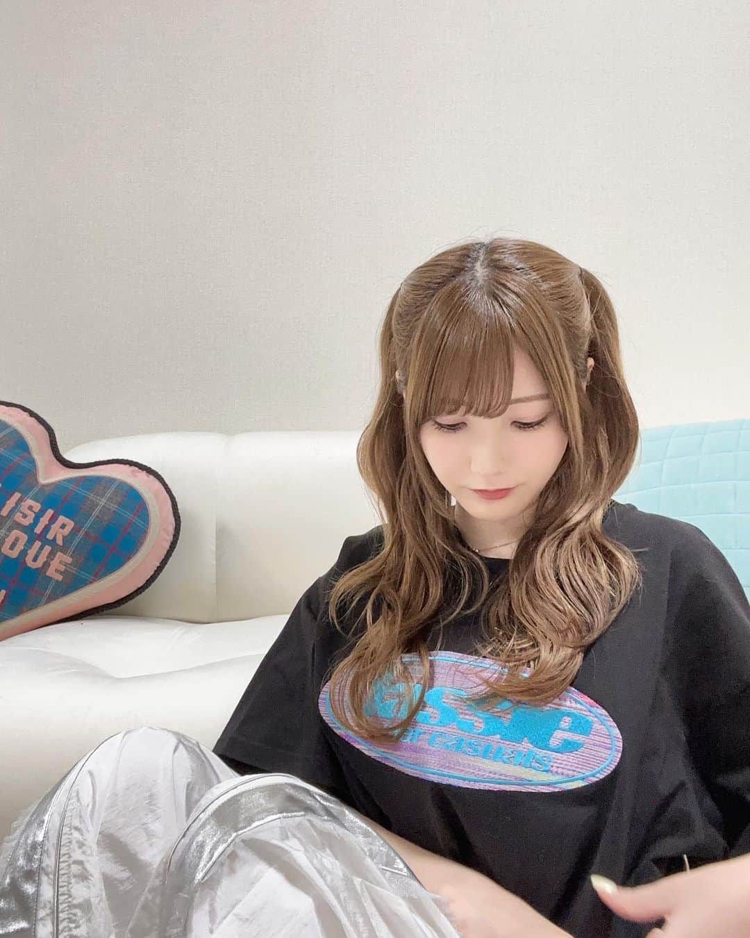 かすさんのインスタグラム写真 - (かすInstagram)「. ヘアメとかネイルでお世話になってる ゆきさんから頂いた バームが良すぎたので共有👶🏻👶🏻 . バーム苦手意識あったけど めっちゃ溶けやすくて使いやすかった! . 髪巻いた時は必須で使ってる🫶🏻 まじで手放せない🫶🏻🫶🏻 . @laret_official の オーガニックバームやよ🐈🐈 . #laret #ラーレ　#バーム　#ヘアセット」9月5日 16時33分 - kasuu_kasu