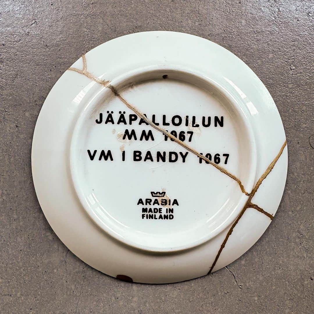 武井義明さんのインスタグラム写真 - (武井義明Instagram)「随分前にヘルシンキで買った絵皿。ちっちゃな飾り皿です。地震で落ちて割れちゃったのを、友人が金継ぎしてくれました。嬉しいなあ。  JÄÄPALLOILUN MM 1967 はフィンランド語で 「アイスホッケー世界選手権1967」、 その下の VM I BANDY 1967 はスウェーデン語みたい。  #finland #suomi #arabia #arabiafinland #arabiafinlandvintage」9月5日 16時38分 - bebechef