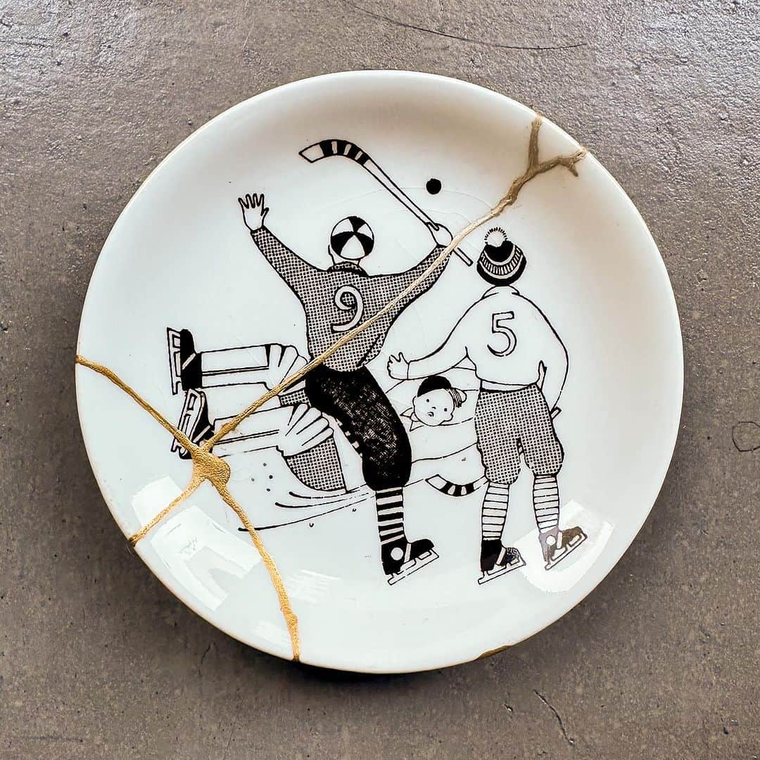武井義明さんのインスタグラム写真 - (武井義明Instagram)「随分前にヘルシンキで買った絵皿。ちっちゃな飾り皿です。地震で落ちて割れちゃったのを、友人が金継ぎしてくれました。嬉しいなあ。  JÄÄPALLOILUN MM 1967 はフィンランド語で 「アイスホッケー世界選手権1967」、 その下の VM I BANDY 1967 はスウェーデン語みたい。  #finland #suomi #arabia #arabiafinland #arabiafinlandvintage」9月5日 16時38分 - bebechef