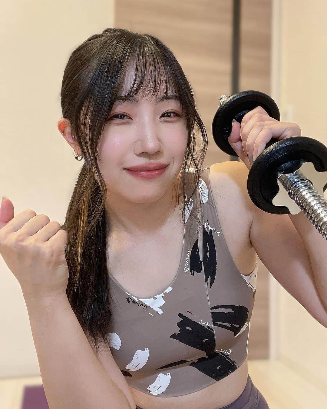のインスタグラム：「今回はトレーニング器具のサブスク🔥 トレサブを紹介😊💪🔥   トレサブとは トレーニング器具を気軽にレンタル&返却できるサブスクサービス🏋🏻‍♀️ トレーニング動画を閲覧できるので初心者さんでも安心してレンタルできるよ😉   トレーニング器具って購入すると使わなくなった時に捨てるのが面倒だけど、レンタルだったら気軽に返却できるし邪魔になるなんて事もないよね👍 気に入ったアイテムは継続して使えるし、色んなアイテムをレンタルできるから飽きずにトレーニングを継続できる😆✨✨  今回私は自宅で簡単にできるバストアップトレーニングを紹介しているので、動画を見ながらみんなも一緒にトレーニングしてみよう💪😊   ショートバージョンの動画は誰でも見れるので、先ずはストーリーズまたはハイライトのURLからサイトにアクセスしてみてね✨   今ならクーポン利用で初月70%OFFでお得にはじめられるよ🉐 今日から1ヶ月間有効のクーポンコードはこちら↓↓↓🤍   クーポンコード：FALL202370OFF   クーポンコードの利用方法はサイトのFAQで確認してね👩‍💻  　#トレーニング 　#トレーニング女子 　#エクササイズ 　#テレワーク 　#家トレ 　#筋トレ 　#筋トレ女子 　#筋トレ初心者 　#筋トレ好きと繋がりたい 　#筋トレメニュー 　#ちょいトレ 　#ダイエット 　#バストアップ 　#フィットネス」