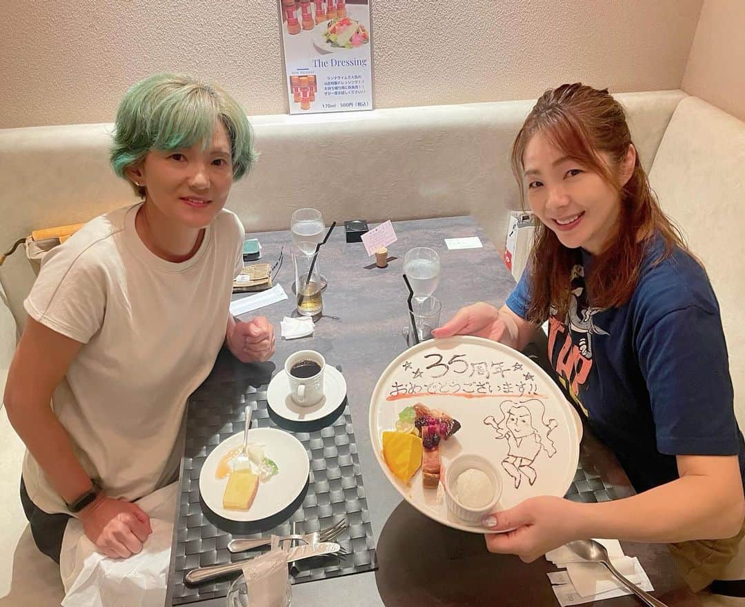 井上貴子のインスタグラム：「後輩よりも 先輩につきまとうアタシ^ ^  永友香奈子さんとランチ  アタシはジャンボさんや永友さんがいる時代に入門したくて頑張っていたけど 35年前に入門した時は すでに永友さんは引退していて  ほとんどお逢いすることもなく  ここ数年でネットのチカラをかりて永友さんと距離が縮まりました…  でも  しばらく連絡取れず心配していたのですが 突然永友さんから 「こんな人見かけたよ」と 送られて来た写真が チャリで道場へ向かう神取さん（笑）（笑）  と言うことは都内ですか？  逢いたいです！！と大アピール  しかしもう北海道へ帰るんだー ってことで次回都内に来る時は絶対の絶対に連絡してくださいと強引に約束させてもらって  今回連絡くださったのです💚  やっと逢えたーーーっ❣️  とても嬉しくて嬉しくてペラペラ質問攻めですみません  しかも ご馳走になってしまった 現役の自分が支払う予定だったのに…  次回はかほちゃん亭に行きたい とのことなので 全て自分にお任せください^ ^  長くなっちゃったので 2枚目の写真のことについては 次回のポストで‼️  永友さん 来年還暦だそうですが めっちゃカッチョよかった この数時間でたくさん学びました  Happyで^ ^  プロフィール画面に記載のURLより 通販サイト「神取屋」に飛べます^ ^  #井上貴子  #LLPWX #大谷くんがんばれ #女子プロレス #デビュー35周年 #貴子ちゃんちゅーぶ #永友香奈子 #全女OG #tantegrazie #タンテグラッチェ #haoming #https://www.youtube.com/c/takacoinoue  #cacatocacat #LLPWX通販サイト神取屋 #感謝」
