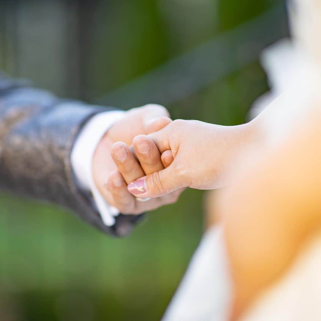 金沢結婚式 ヴィラグランディス金沢のインスタグラム：「💝 I wanna hold your hand♡ ・ ・ ・ #Iwannaholdyourhand #love #weddingphoto #toalllovers  #すべての愛しい人たちへ‥ #villagrandisweddingresort  #weddingphoto」
