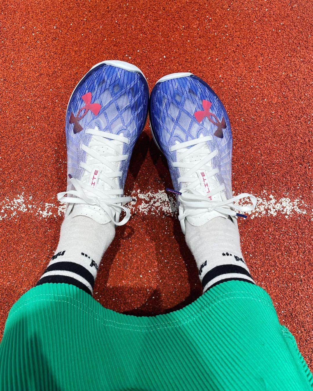 のインスタグラム：「初のフルマラソンに向けて ランニングシューズを買ったよー👟✨  シューズに関して全く詳しくないので、お店の方にマラソン初心者で初のフルマラソンに挑戦するという事を伝え、最適なものをチョイスしてして頂きました🫡✨  試し履きしたら、 ビックリするぐらい走りやすかった🫢  機能性のシューズって、 こんなにも快適なんですね🫣✨  これを履いて日々の ランニング練習も頑張ります🫡  お店の方から「フルマラソン頑張って下さい」というお声がけと、お店のお守りも頂きました🥹  この靴と共に沖縄マラソン完走するぞ🏃‍♀️  #フルマラソン #沖縄マラソン #ランニングシューズ #アンダーアーマー」