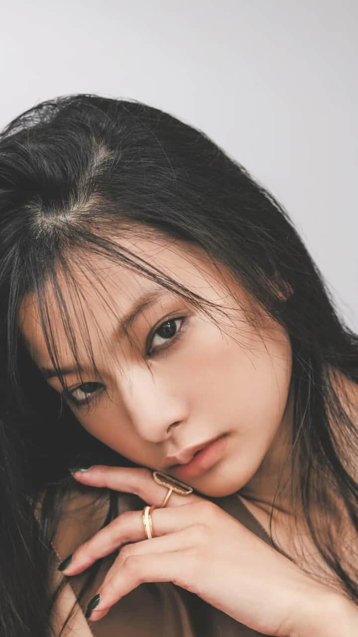 Ginaのインスタグラム：「". Gina 2023 Summer “Ginaらしい”メイクって、なんだろう？ 笹本恭平さんが実践しているGinaメイクの掟  model:Lisa Oda  ＿＿＿  @gina_mag ではハンサム派のaround30女性に向けた最新トレンドを更新中！ #GinaMagazine #ハンサム女子 #ファッション #Fashion  #ファッション好き #パンツコーデ #ファッション好きな人と繋がりたい」