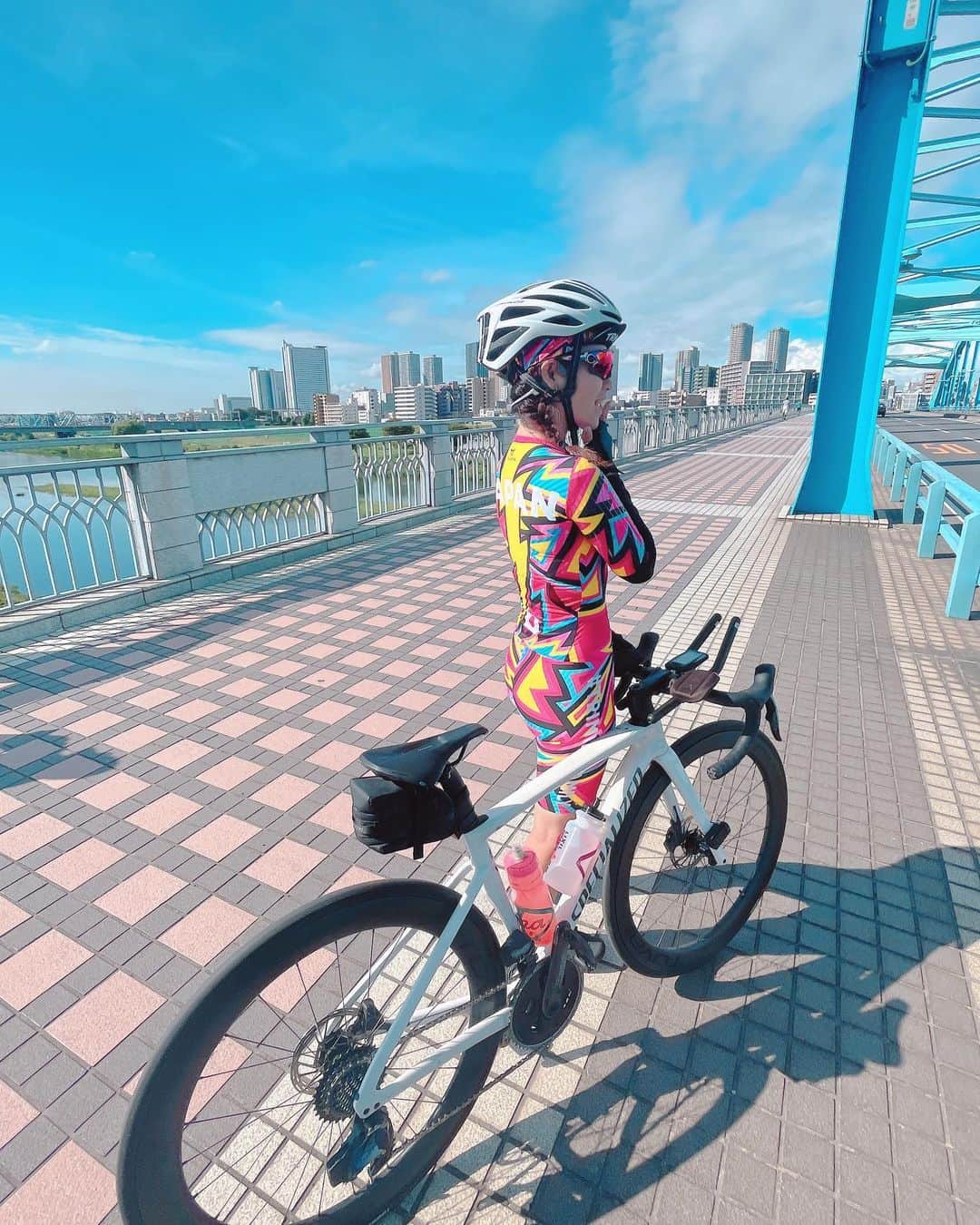 水越結花のインスタグラム：「🚴‍♀️ 9月スタートRide On！🌈 明日何してるー？で集まれる仲間、 本当にだいすきです。  New戦闘服で平和🕊️安全祈願⛩️🙏 多摩川スカイブリッジ☞ @trexkawasaki_rivercafe  に向かったら、ド派手集団に遭遇。笑 本当に偶然！TRIMINGの基地みたい🌈  今週末、富士トライアスロンまであと5日！🏅 Bike & Swimができて一安心な週末、 笑顔で完走目指して、楽しむ準備ができました✨」