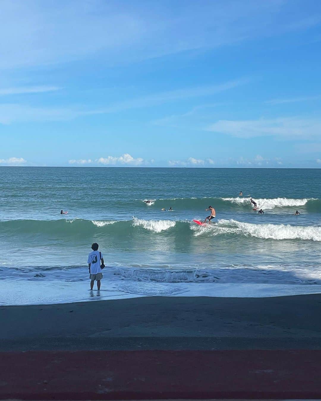 小堺大輔さんのインスタグラム写真 - (小堺大輔Instagram)「. 9月が始まり新しい気持ちでスタート。  この夏はハワイ、沖縄、鴨川と、ずっと海にいてよく波乗りした良い夏。  ここ数年すっかりサーフィンに行かなくってしまっていて、このままでは何も運動をしないただのオヤジになる！ヤバい！と思い、この夏から波乗り復活いたしました。  まだ本調子ではないけど、 動画を撮ってもらい自分の欠点をチェック。まだまだ下手だけど、これから50代も60代も元気良くいる為に波乗りを生活の中心にまた戻そうと思います。  やっぱりサーフィンは本当に心地良い。 自然相手の遊びなので 自分のスケジュール中心には出来ないのも良いし、自然に感謝を忘れないとても良きメンタリティで過ごせる。  海も山も川で繋がっていて 海は世界と全て繋がっていて、 日本も世界も１つなんだと感じれる。  今期は勝浦の山の中、美しい竹林にもう一つ別荘を作るし、この美しき地球を思う存分体験し、そして子供達にも素晴らしさをちゃん伝え残せる為にも、自分のやるべき事をしっかり頑張って行こうと思います。  皆様、今期もよろしくお願い致します。」9月5日 16時56分 - daisuke_kosakai