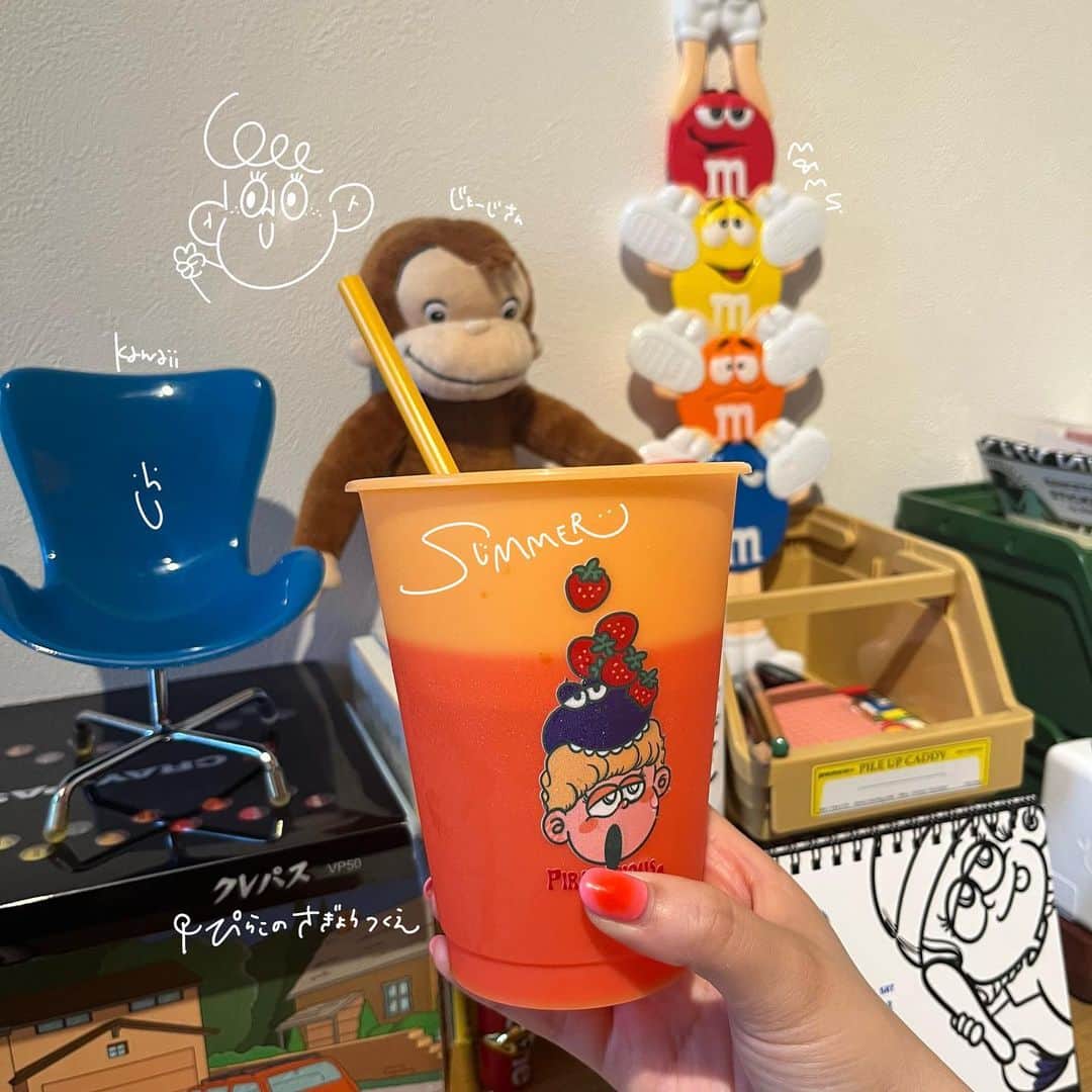 Pirakoのインスタグラム：「気がつけば9月だね🫨🍠  お仕事の合間に描くの楽しいらくがき 新しいお家になって作業部屋ができてね 最近は大抵ここに居座ってる 可愛いの沢山描けてるよ  個展楽しみにしててね💌」