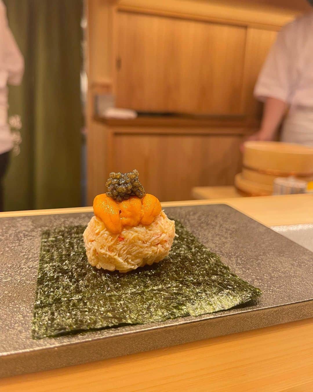 山根千佳さんのインスタグラム写真 - (山根千佳Instagram)「. . 大好物のお寿司🍣  お寿司の投稿はストックが溜まっていて 実は1年以上の時差投稿です…笑  今日は朝から楽しい収録だったので とってもお腹が空いています🥱 . . #鮨結う翼 #鮨 #お寿司 #恵比寿グルメ  #東京グルメ ##鮨スタグラム #雲丹  #鮨好きな人と繋がりたい #恵比寿ディナー」9月5日 17時00分 - yamane_chika