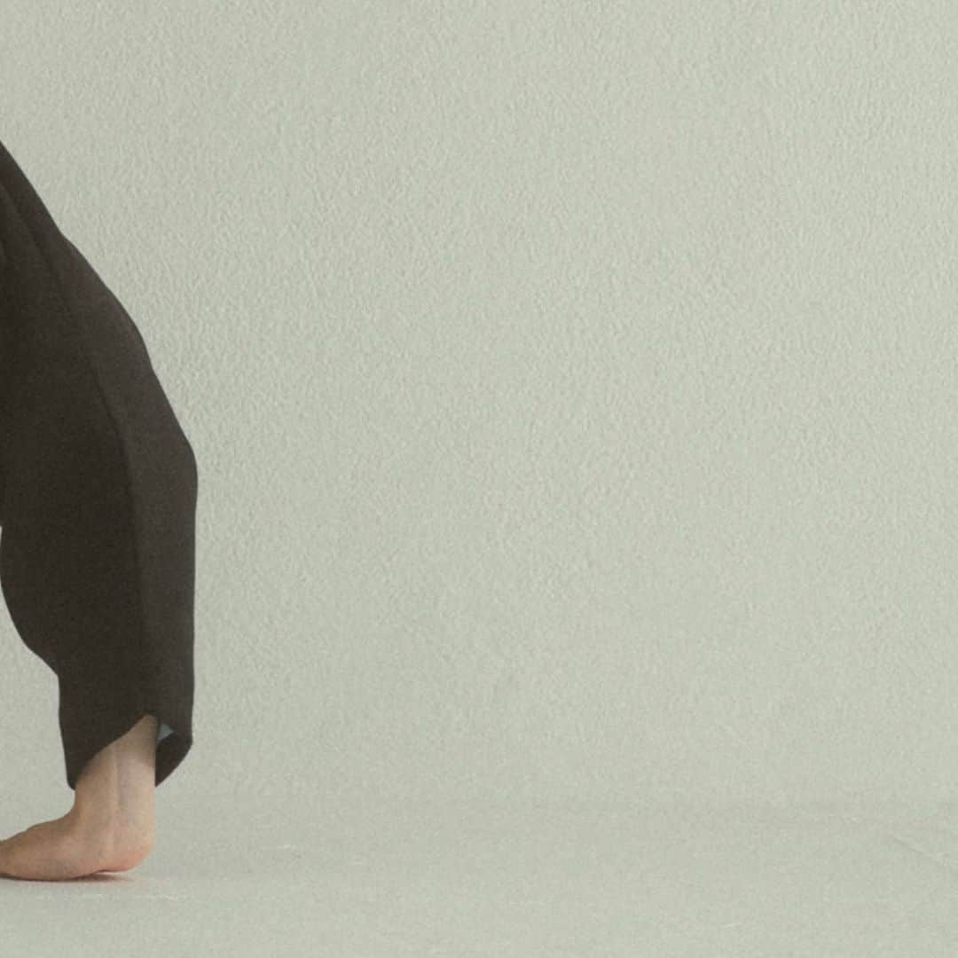 Vannie Officialのインスタグラム：「ウェーブロングコート  … Design …  ・フロントがウェーブデザインで差がつくアウター ・ケープがお取り外しできシンプルな仕様に ・襟部分は立てても折っても着用可能 ・お袖にゆとりを持たせたデザイン ・両サイドにポケット有  … Styling …  昨年人気のアウターがロング丈なり、 更にデザイン性をUPして登場。 ケープがついたデザインアウターとしても、 ケープを取ってスタンドネックのアウターとしても、 また襟部分も折ることができ、 マルチWAYで着用できるのが魅力的な1着。 全体的にゆとりを持ったシルエットのため、 中に厚手のものを着てもかさばりづらい仕様。 羽織るだけでグッとお洒落度が上がる1枚です。 　 … Fabric … 重すぎず着回し力抜群。 着るだけで気分の上がるアウター。  ━━━━━━━━━━━━━━━━━━━━━  透け感：なし 裏地：あり 厚さ：厚手 伸縮性：ほぼなし 洗濯：クリーニング推奨  ━━━━━━━━━━━━━━━━━━━━━━ ※詳しくは洗濯タグをご確認ください #vannie_u」